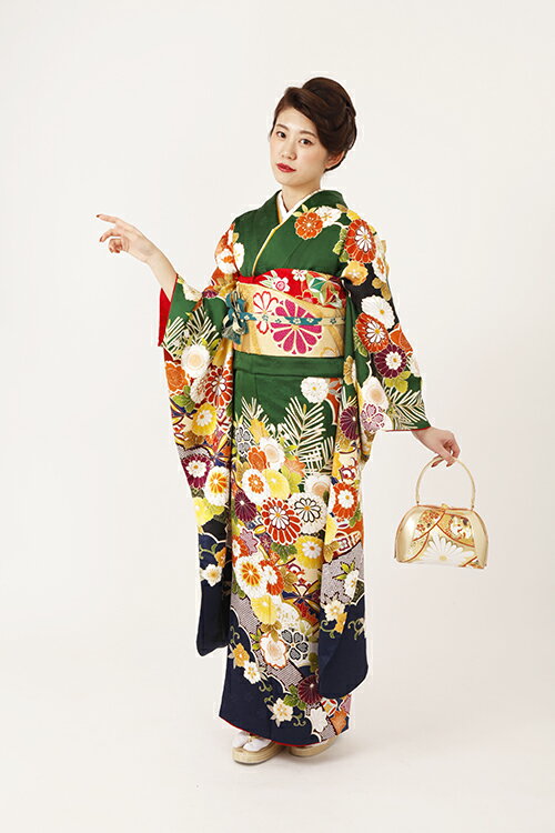 落ち着いた緑地に、黄色や橙、臙脂色の菊の花が明るく染まりました。各所に描かれた松の葉柄が特徴的です。 ・・・・・・・・・・・・・・・・・・・・・・・・・・・・・・・・・・ 【商品サイズM】 対応身長：160cm〜170cm 対応ヒップ：90cm〜100cm 状態：S（新品） ・身丈　165cm ・裄丈　68cm ・袖丈　113cm ・前幅　25cm ・後幅　30cm落ち着いた緑地に、黄色や橙、臙脂