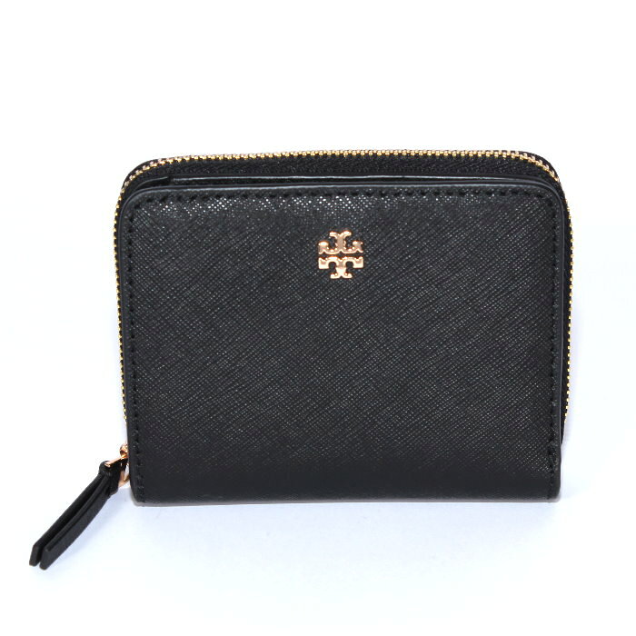 ■カラー：ブラック/Black/001 ■サイズ：・約 横11縦9マチ3cm ■素材：サフィアーノレザー ■仕様 ・ロゴメタル付 二つ折り財布 ・開閉：スナップ式 ・内ポケット：札入れ1、カード入れ4、オープン2 ・外ポケット：ファスナー式小銭入れ1 ・カンボジア製 ■付属品：品番、ケアタグ 【注意事項】 ※レザー商品、パテントレザー商品共に商品加工の際に付く小さい黒点やシワ、細かい傷等が見られる場合がございます。こちらは天然素材の特性であります。 ※金具に些細な傷等が有る場合がございます事、予めご了承お願い致します。 ■備考 ※当社では、スタジオでストロボを使用して撮影しており、sRGB環境にて画像の補正を行っておりますが、お客様のモニターを通してご覧になって頂いている為、実物を蛍光灯や自然光の下でご覧になった場合と色味が異なる場合がありますので、ご理解の上ご購入頂きますようお願い致します。 ※付属品は仕様変更等により、若干異なることがございます。