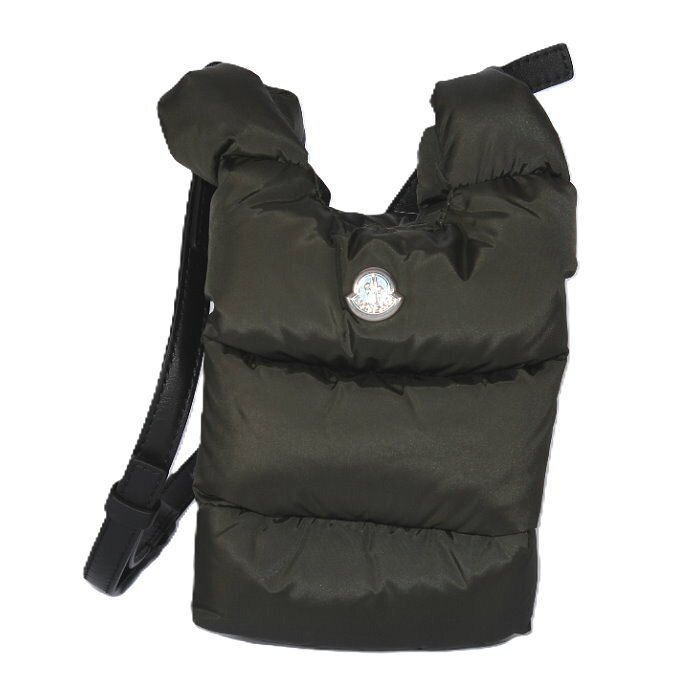 ■カラー：カーキ/835 ■サイズ ・約：縦16(持ち手含み22cm)×横13×マチ8cm ・ショルダー長さ：約130cm（長さ調整可能） ■素材 [表地]ナイロン100％ [裏地]ナイロン100％ [中綿]ダウン 90% フェザー 10% [別布]牛革 ■仕様 ・撥水性ナイロン素材を使用 ・撥水性ナイロン素材の裏地 ・カーフレザーのトリミング ・ダウンパディング入り ・ショルダーストラップは調整可能 ・メタルロゴ付き ・開閉：オープン ・内側にダブルコンパートメント ・ルーマニア製 付属品保存袋・タグ・QRコード付き 【注意事項】 ※レザー商品、パテントレザー商品共に商品加工の際に付く小さい黒点やシワ、細かい傷等が見られる場合がございます。こちらは天然素材の特性であり、不良品ではございません。 ※金具に些細な傷等が有る場合がございます事、予めご了承お願い致します。 ※当社では、スタジオでストロボを使用して撮影しており、sRGB環境にて画像の補正を行っておりますが、お客様のモニターを通してご覧になって頂いている為、実物を蛍光灯や自然光の下でご覧になった場合と色味が異なる場合がありますので、ご理解の上ご購入頂きますようお願い致します。