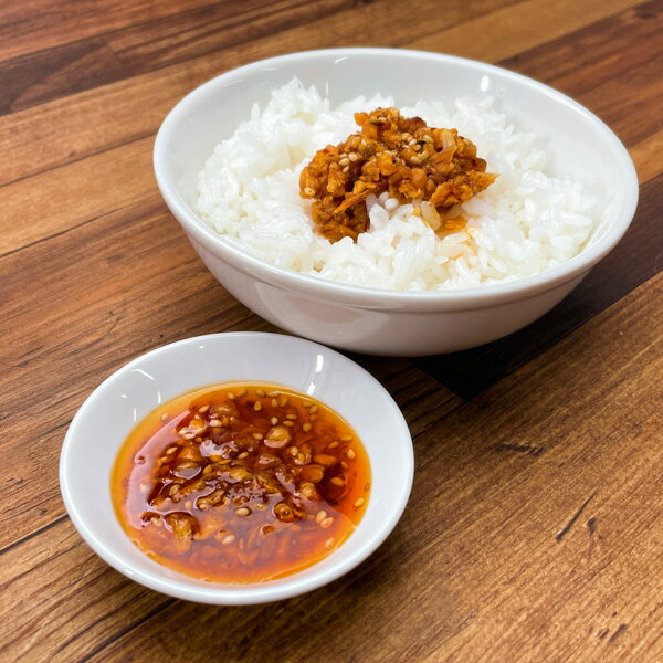 ※写真はイメージです ●過門香特製　食べるラー油 名称 食べるラー油 &nbsp; 原材料名 食用植物油脂(国内製造)、フライドエシャロット、フライドガーリック、干しえび、唐辛子調味料(唐辛子、食用植物油脂、青山椒)、ごま、唐辛子、チキンパウダー(食塩、デキストリン、鶏肉パウダー、その他)、リキュール、砂糖、食塩／調味料(アミノ酸等)、酸味料、着色料(カラメル)、香料、(一部にえび・小麦・乳成分・大豆・ごま・鶏肉を含む) &nbsp; 内容量 200g &nbsp; アレルゲン えび・小麦・乳成分・大豆・ごま・鶏肉 &nbsp; 賞味期限 製造日より　364日間 &nbsp; 凍結前加熱 　　の有無 加熱していません。 &nbsp; 加熱調理 　の必要性 解凍後そのままご使用ください。 （解凍後はお早めに召し上がりください。 ） &nbsp; 保存方法 冷凍（-18℃以下）で保存してください。 &nbsp; 栄養成分表示(100g当り) エネルギー741kcal、たんぱく質6.0g、脂質70.8g、炭水化物16.5g、食塩相当量1.9g(推定値) &nbsp; 製造者 株式会社ラムラ 東京都中央区日本橋大伝馬町10－8 タキトミビル4F 製造所 千葉県市川市原木3021ご飯や麺などに乗せて食べる過門香特製食べるラー油 幾重にも重なった調味料のコクと干し海老の風味が食欲をそそります。 銀座銘店「過門香」監修 「世紀を超え、国境を越え、中国大陸の美味を味わい尽くす」 それがモダンチャイニーズダイニング「過門香」のコンセプトです。 関連商品はこちらガンラー 45g (四川唐辛子調味料)【常温...ガンラー 90g お徳用 （四川唐辛子調味... 麻婆豆腐のタレ(3pc)まとめ買いセット (食べるラー油付)