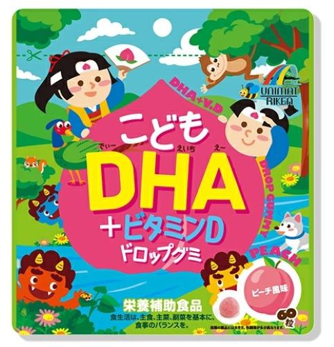 ユニマットリケン こどもDHA + ビタミンD ドロップグミ 60粒 ピーチ風味 おいしいピーチ風味のDHA+ビタミンDドロップグミです。 お子様から大人まで安心して召し上がっていただける、食べやすいサイズのグミに仕上げました。 DHA、EPA、ビタミンDを配合した、勉強を頑張るお子様や、日光を浴びる機会が少ないお子様におすすめの、グミタイプのサプリメントです。 3粒で、DHA45.1mg、EPA5.2mg、ビタミンD2.7ugを摂取出来ます。 魚の苦手なお子様でもおいしく続けられるピーチ風味のグミで、お菓子感覚でお召し上がりいただけます。 内容量：60粒 〇お召し上がり方 栄養補助食品として1日3粒を目安に良くかんでお召し上がりください。 3粒（標準3g）当たり　 　推定値 ------------------------ エネルギー12kcal たんぱく質0g 脂質0.15g 炭水化物2.65g 食塩相当量0.007g ビタミンD2.7ug DHA　45.1mg EPA　　5.2mg ------------------------ 原材料 砂糖（国内製造、タイ製造）、水あめ、DHA含有精製魚油、ピーチ果汁、粉末オブラート、パープルキャロットエキス、でん粉／ソルビトール、ゲル化剤（ペクチン）、pH調整剤、乳化剤、香料、光沢剤、増粘剤（アラビアガム）、ビタミンE、ビタミンD、（一部にもも・大豆を含む） 保存方法 ・高温多湿、直射日光を避けて冷暗所(28℃以下)に保存してください。 ・開封後はチャックをしっかりと閉めて保管し、お早目にお召し上がりください。 ・体に合わない時は、ご使用をおやめください。 ・まれに色が変わる場合がありますが、品質には問題ありません。 ・使用している原材料の性質上、特有の匂いがする場合がありますが、品質には問題ありません。 ・お子様やお年寄りの方が召し上がる際には、保護者の方が付き添いの上、のどにつまらせないようご注意ください。 製造販売元株式会社ユニマットリケン 東京都港区南青山2-7-28お客様相談室 TEL：0120-66-2226広告文責キュアライフジャパン株式会社お問い合わせ先 0574-50-8306※※※メール便について※※※ メール便は通常の宅配便よりもお時間がかかります。(配達所要日数約4日〜7日前後・地域によっては10日程度)また、ポスト投函になります為、万一の盗難や不達、破損などのトラブルが発生した場合にも宅配業者・弊社ともに責任を負いかねますので、ご了承の上ご注文お願い致します。 なお、代引決済は不可、重量・厚さ規定がある為、簡易包装での発送となります。 ※メール便対象外商品との同梱発送は宅配便となります。 ※メール便対応商品をお買い上げの場合、買い物かごの時点では送料が実際の金額とは異なりますが、のちに当店から正しい金額に訂正してお知らせいたします。