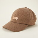 商品名：Leather TAG Work Cap カラー：ブラウン サイズ：頭囲約63 × 高さ約11.5 × つば約7cm 素材：綿（タグ、ベルトはレザー使用） 商品説明：シンプルなデザインに、オジャガロゴの焼印を入れたレザーのタグを縫い合わせたキャップ。 後ろの調整ベルトはレザーを使用。 五芒星のスタッズをワンポイントで配置しています。 縫製はMADE IN JAPAN。 柔らかな風合いと、かぶり心地の良さを実感していただけます。 ※当店のラインナップにないカラーのご注文もご相談に応じます。（※一部商品を除く）ご希望の方はご注文前に「商品についての問い合わせ」よりご連絡下さい。 ※商品写真はできる限り実物の色味に近づけておりますが、お客様のお使いのモニター設定や照明により実際の商品と色味が多少異なる場合がございますのでご了承下さい。 ※表示サイズは多少の誤差、個体差のある場合があります。 ※修理対応ができない商品となります。