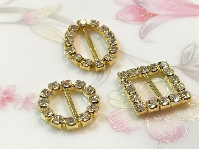 ゴールドベース ラインストーンバックル デコパーツアクセサリーパーツ1個 センターパーツ アクセサリーパーツ・デコパーツ 手作りアクセサリーモチーフ 中国からの輸入品です。汚れやバリ、モチーフのズレ等はご容赦下さい。ご理解頂いた上ご購入頂ければ幸いです。ラインストーンは接着剤を使用せず爪で固定するタイプです。 3