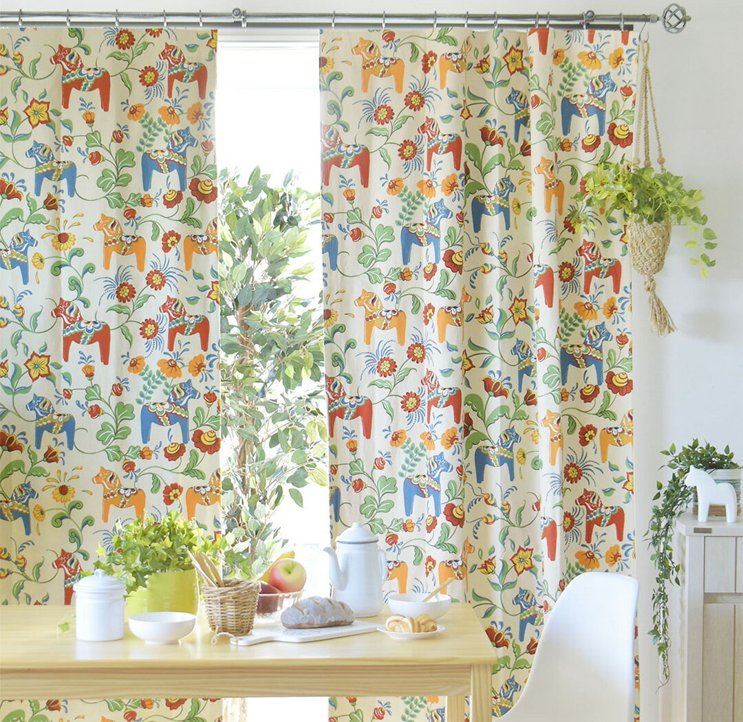 【4000円OFFクーポン配布】北欧カーテン レクサンドダーラヘスト アルビッドソンズ ARVIDSSONS オーダーカーテン 幸せ 馬 木製 キッチン 手書き 綿100％ スウェーデン おしゃれ かわいい ベージュ ブラック ネイビー