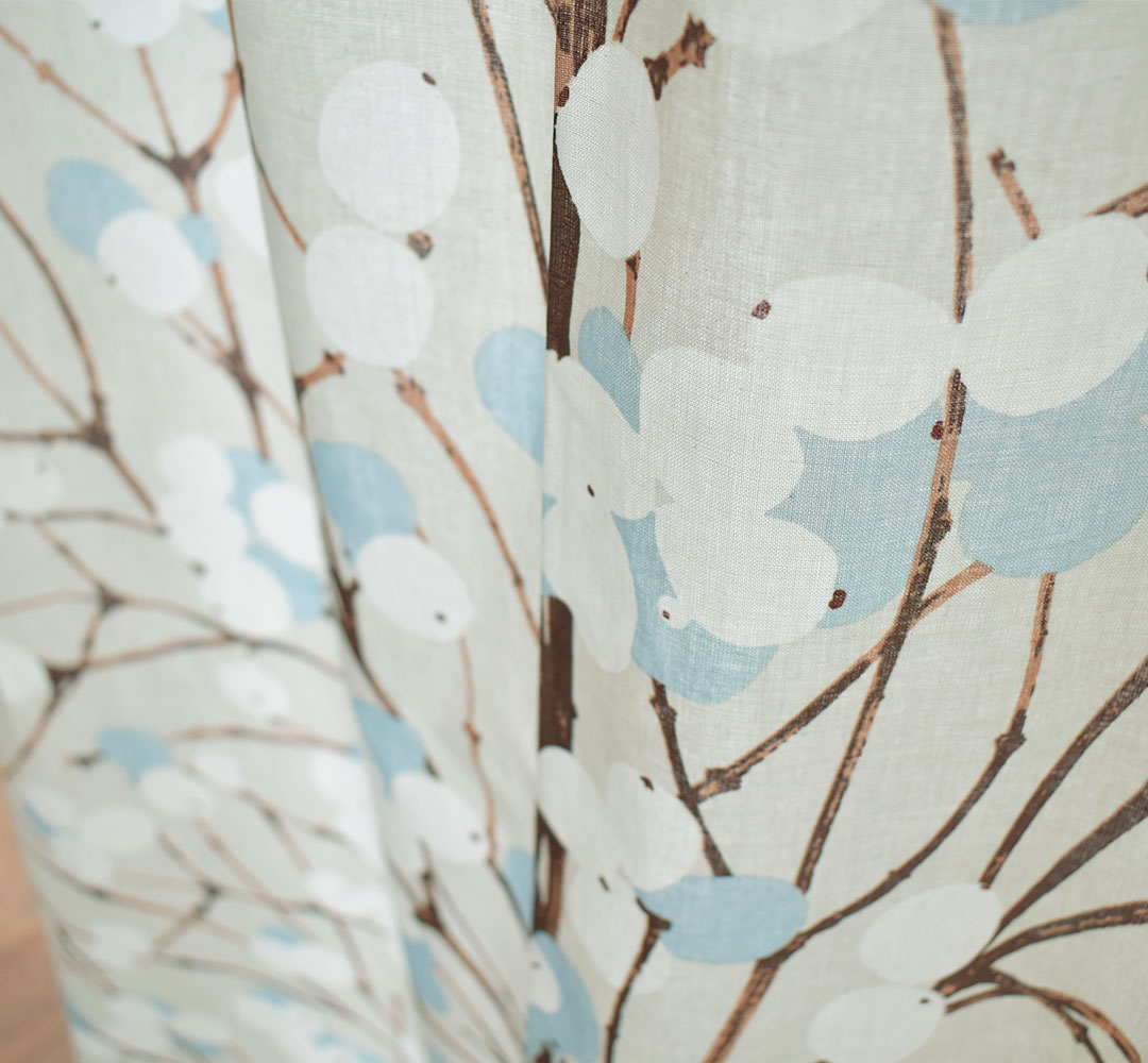 カフェカーテン マリメッコ 小窓 北欧 北欧 ルミマルヤ グレー グレー 北欧ブランドカーテン オーダー ポール通し マリメッコ つっぱり棒 突っ張り棒 かわいい おしゃれ Marimekko 北欧カーテン通販わくわくカーテン1cm単位でオーダー可能 小窓にぴったりのカフェ