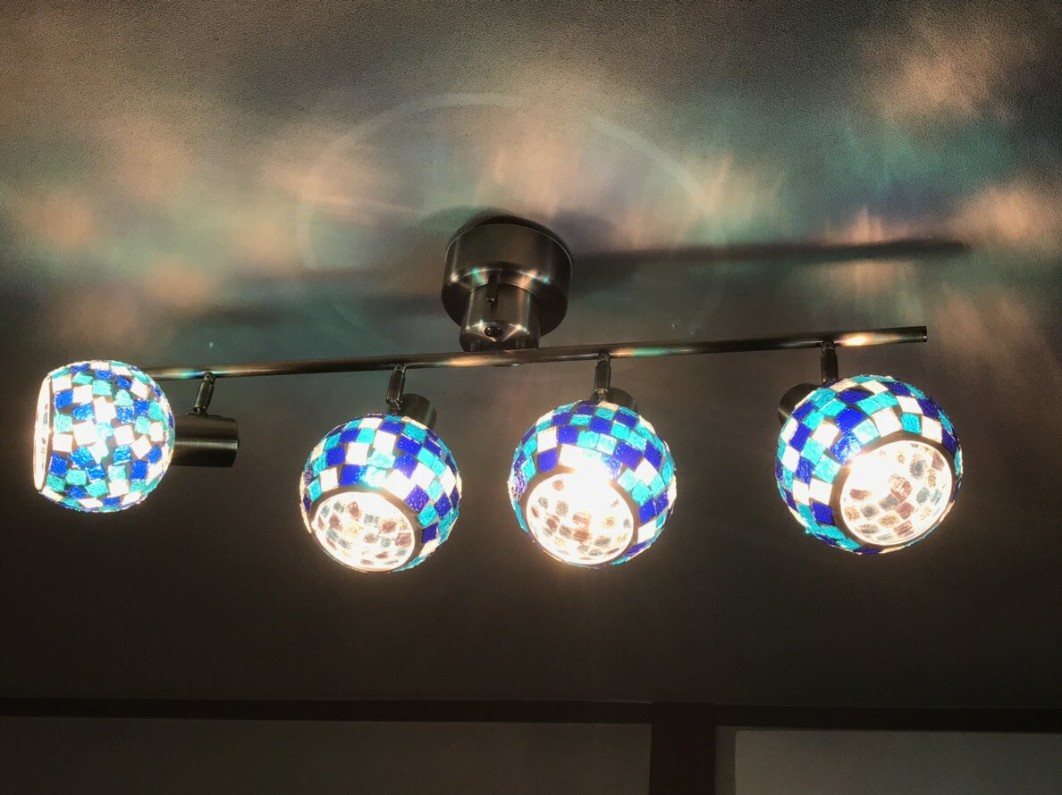 シーリングライト 天井直付け灯 おしゃれ 4灯 LED電球対応 スポットライト 天井照明 照明器具 洋風 北欧 寝室 リビング 居間 ダイニング 食卓 ガラスシェード ステンドグラス風 ペンダントライト メイン照明 子供部屋 HCS-9026-AQ