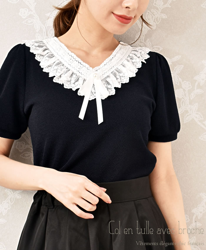 【全品対象500円OFFクーポン！】 トップス レディース きれいめ 秋冬 ブラウス 半袖 おしゃれ 【ゆうメール便送料無料】 カジュアル オフィス ネイビー 大人 可愛い プチプラ シフォン パール ブローチ リボン パフスリーブ レース （ブローチ付きチュールネック半袖）