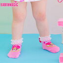 2022年&nbsp;EARTHMAGIC　BABY(アースマジックベビー)春夏新作 &hearts;ベビーショートソックス&hearts; 2022BABY Spring&SummerCollection(カタログ表紙・P06他)新作ベビーソックス。 はき口にバイカラーなチュールフリルをほどこしたベビーショートソックス&hearts; 足甲には存在感のあるマフィーを編み立てました。 背面にはサテンリボンもついて、360度キュートな仕上がり。 裏の滑り止めはEARTHMAGICのロゴになっているのもポイントです。 ご自宅用は勿論、ハーフバースデーなどのギフトにもオススメなアイテムです。 ※店頭でも同時販売しておりますので、ネットでのご注文時に売り切れの場合がございます。 その際はメール連絡の上、キャンセル処理をさせていただきますのでご了承くださいませ!! ●素材 綿60%、アクリル25%、ナイロン10%、ポリウレタン5% ●注意 画面上と実物では多少色が異なる場合があります。ご了承下さい。