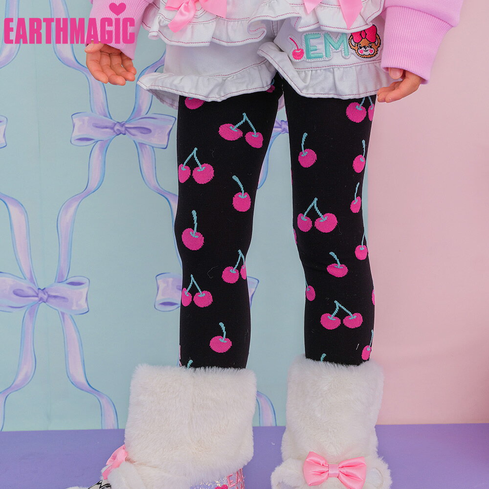 2022年&nbsp;EARTHMAGIC(アースマジック)秋冬新作 &hearts;チェリー総柄タイツ&hearts; 表紙/P01：【135】TOPS・【133】BOTTOMS・【159】CAP・【180】TIGHTS・【128】SHOES P11：【152】TOPS・【133】BOTTOMS・【139】ACCESSORY・【180】TIGHTS・【160】SHOES P13/14：【154】TOPS・【133】BOTTOMS・【147】BAG・【159】CAP・【180】TIGHTS・【160】SHOES P35：【131】TOPS・【137】BOTTOMS・【139】ACCESSORY・【180】TIGHTS・【570】SHOES チェリーのコントラストが華やかな総柄タイツ。 ガーリー、カジュアル、甘辛MIX…様々なテイストのファッションにコーディネートが可能です。 くるぶしのロゴにはスパークナイロン糸を使ってキラキラに。 どのお色も使いやすい3色展開で、イロチ買いしたくなっちゃう可愛さです。 ※店頭でも同時販売しておりますので、ネットでのご注文時に売り切れの場合がございます。 その際はメール連絡の上、キャンセル処理をさせていただきますのでご了承くださいませ!! ●素材 ナイロン95%、ポリウレタン5% ●注意 画面上と実物では多少色が異なる場合があります。ご了承下さい。