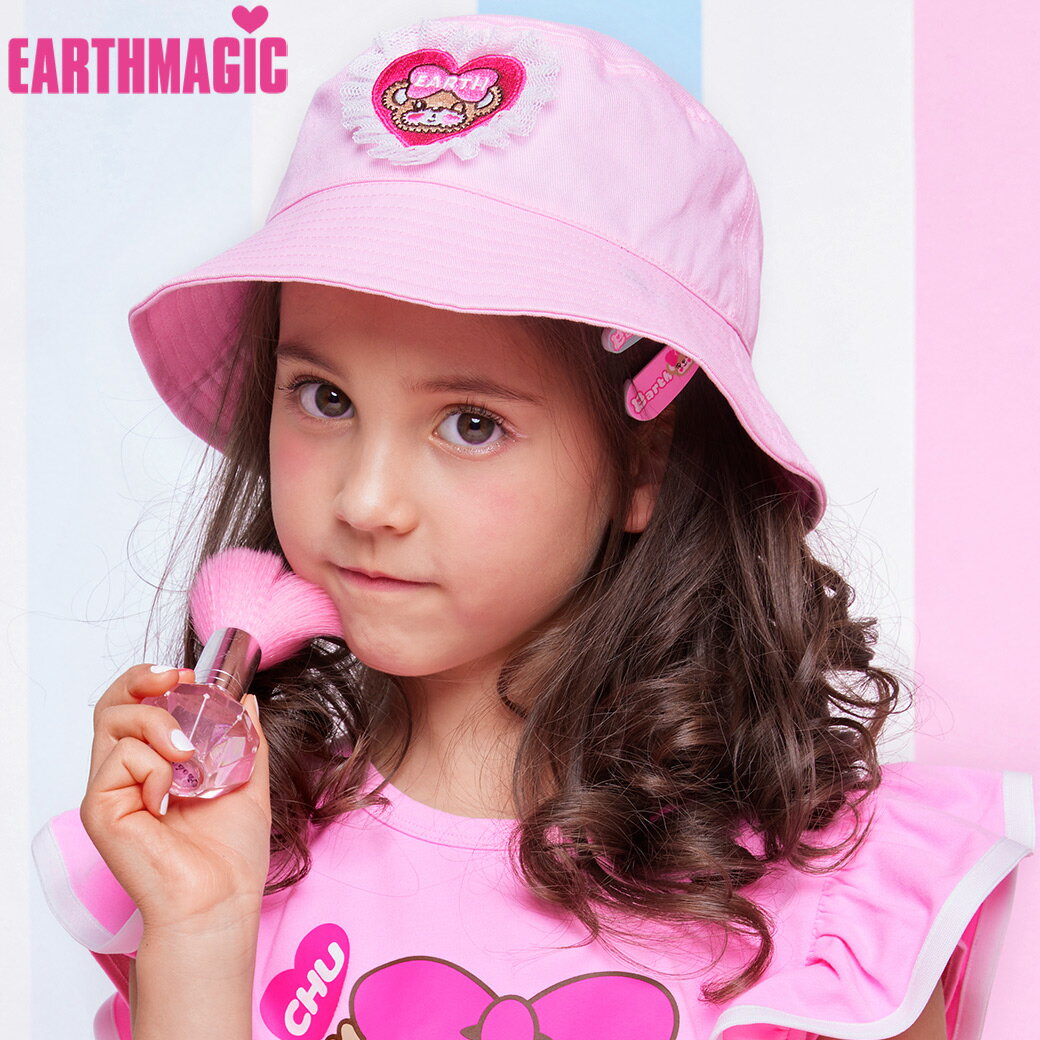 2023年&nbsp;EARTHMAGIC(アースマジック)春夏新作 &hearts;リボン付きバケットハット&hearts; P03：【572】TOPS・【534】BOTTOMS・【558】HAT・【600】ACCESSORY P23：【532】TOPS・【567】TOPS・【514】BOTTOMS・【558】HAT P30：【512】TOPS・【514】BOTTOMS・【558】HAT・【556】SOCKS・【580】SHOES 綿100%のしっかりとした帆布素材で成型されたバケットハット。 カジュアルになりがちな生地感も、マフィーのハートワッペンにチュールフリルでガーリーに。 背面は共布のリボンにロゴ刺繍を入れました。 春のお出かけがもっと楽しくなるアイテム。 頭囲はアジャスター付き、折りたたんでも形を戻しやすいのも嬉しいポイントです。 ※店頭でも同時販売しておりますので、ネットでのご注文時に売り切れの場合がございます。 その際はメール連絡の上、キャンセル処理をさせていただきますのでご了承くださいませ!! ●素材 本体：綿100% ●注意 画面上と実物では多少色が異なる場合があります。ご了承下さい。 ●帽子 サイズ FREE(52-54cm) 頭囲 54cm ブリム 5.7cm