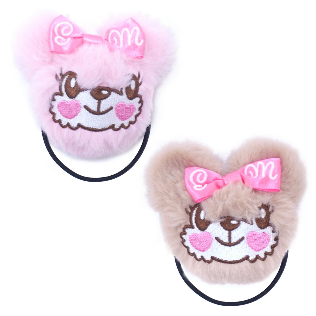 2024年&nbsp;EARTHMAGIC(アースマジック)冬新作 &hearts;ファーマフィーヘアゴム&hearts; P11：【156】ONEPIECE・【166】ACCESSORY・【157】ACCESSORY P29：【191】OUTER・【194】TOPS・【166】ACCESSORY・【135】BOTTOMS・【168】LEGGINGS・【126】ACCESSORY・【200】ACCESSORY ふわふわのフェイクファー生地を使ったマフィーフェイスのヘアゴム。 存在感のある大きさとデザインで、冬のアースガールの必需品です。 ヘアアクセだけでなく、ブレスレットやコーディネートのワンポイントにも。 ロゴ刺繍入のサテンリボンもスウィートフルな可愛さです。 ※店頭でも同時販売しておりますので、ネットでのご注文時に売り切れの場合がございます。 その際はメール連絡の上、キャンセル処理をさせていただきますのでご了承くださいませ!! ●素材 本体：ポリエステル100% ●注意 画面上と実物では多少色が異なる場合があります。ご了承下さい。 ●ヘアクセサリー 全長 FREE タテ 約8cm ヨコ 約8cm