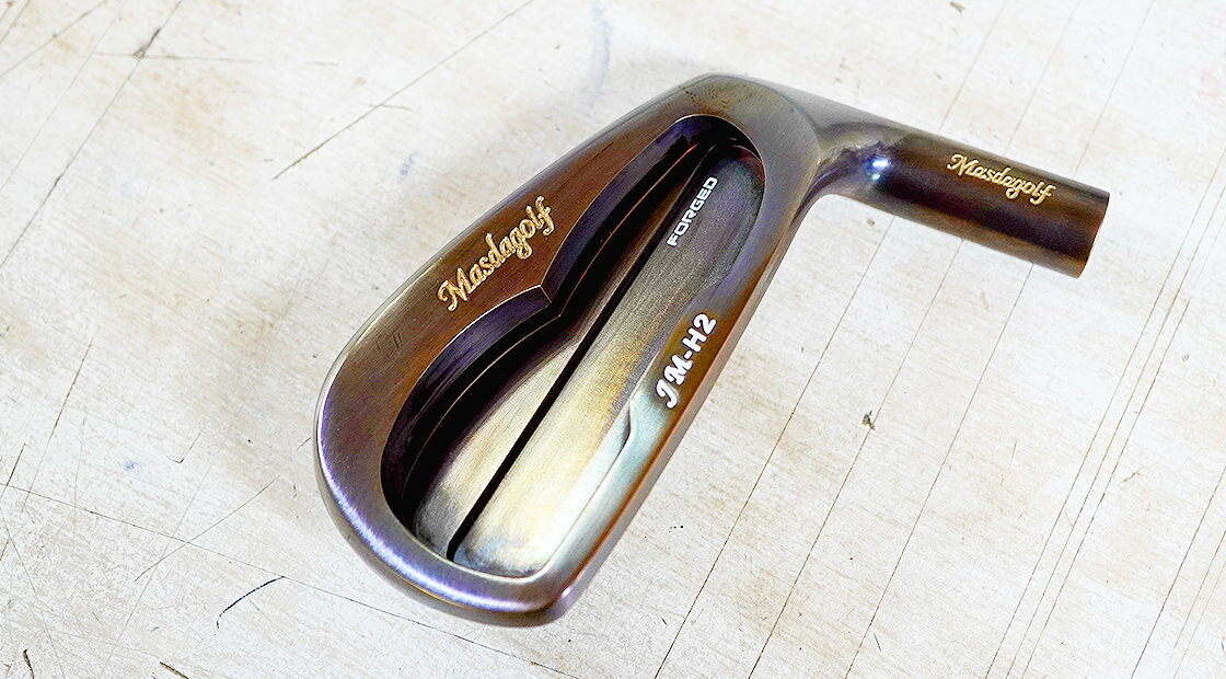 ■ 軟鉄鍛造+CNC加工によるポケットフルキャビティ 軟鉄鍛造の一体成型によるヘッドでポケットフルキャビティ構造を採用。打点のブレへの強さやボールの上がりやすさを備えているのはもちろん、ボールとの接触時間の長さを感じさせる心地よい打感をもたらします。 ■ やさしさと操作性を両立した形状 やや大ぶりのヘッドで、スイートエリアは広くなり、正統派のイメージを強く残した精悍な形状を実現。 随所にアマチュアゴルファーが求めるやさしさを加えながら、上級者を満足させる操作性や振り切りやすさを実現しています。 新たに採用した2面ソールは、マスダゴルフ独自の研究に基づき、ダフりにくく抜けやすい機能性に優れた形状です。～より多くのゴルファーが恩恵を受けることが出来るトータルバランスを備えたアイアン～ 　　　　　　　　　　　　3種類の表面仕上げをラインナップ　　　　　　　　　　　　　　　　　　　　　　　　　　 　　　　 ・ニッケルクロムメッキ仕上げ　 ・BLACK FINISH（PVDブラック） ・COPPER FINISH（銅メッキ+特殊加工）