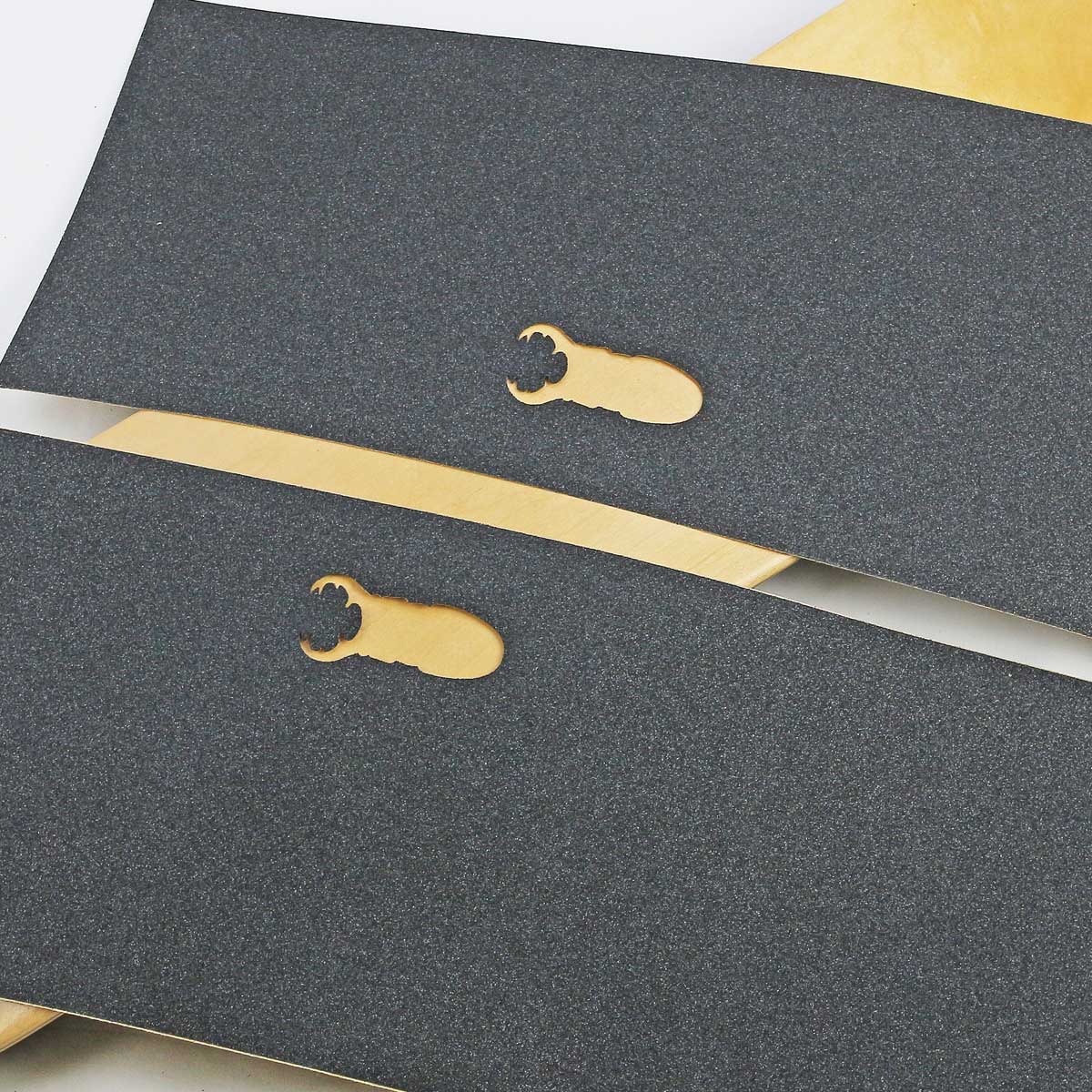 スケートボード専門店カットバックのディープマウンテン スケボー デッキテープ 9インチ Deep Mountain Miyama Left Right Logo Griptape Skateboards レフト ライト 左 右 グリップテープ スケートボード パーツ ザラザラ 滑り止め レギュラー グーフィー 深山 ミヤマクワガタ 国内正規品 サーパス ブランド｜アングル3