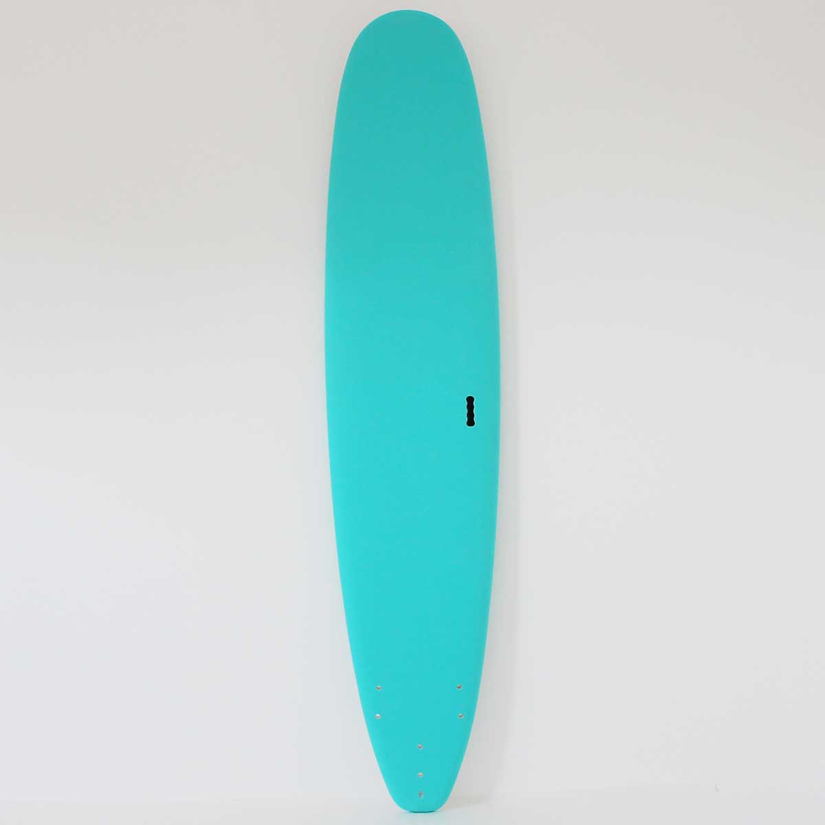 ブランド The Accelerator Design アクセルレーター 商品名 EVA SOFT BOARD 9'0"ソフトボード 商品説明 波を待つ時間も、滑り出す瞬間も、すべてが穏やかにつながっていく。 このEVA 9’0”ソフトボードは、サーフィン本来の「余裕」と「安心感」を最大限に引き出すために設計された一本です。 9フィートという長さが生み出す圧倒的な浮力感と直進安定性は、テイクオフをより早く、より確実に。トップには足当たりが柔らかく耐久性に優れたEVA素材、ボトムには滑走性の高いHDPEを採用し、ロングサイズでありながら軽快な滑走感を実現しています。 内部にはプライウッド製ストリンガーを1本内蔵。ソフトボード特有の安心感を保ちながら、波のパワーを受け止め、必要な反発力とコントロール性を確保しました。 スカッシュテールと3フィンセッティングは、安定した直進性を軸に、ターン時には穏やかで素直なレスポンスを発揮。初心者や体格のあるサーファーはもちろん、スクールやファミリー用途、ゆったりと波を楽しみたいライダーにも適した設計です。 安全性、耐久性、そして「失敗しにくさ」。この9フィートは、サーフィンを難しいものではなく、誰もが自然に楽しめるものへと導いてくれる、懐の深い一本です。 スペック 長さ：9’0" │ 274.3cm 幅：23 1/8" │ 58.74cm 厚み：3 1/4" │ 8.26cm 容量：ボリューム(L)：☆☆☆93L テール形状：スカッシュ 材質：トップ EVA / ボトム HDPE フィン：ソフトフィンx3本(付属します) ストリンガー：プライウッド1本波に乗るという行為を、もっと自由に、もっと確かなものへ。この7’0”ソフトボードは、サーフィンの本質である「楽しさ」と「安心感」を軸に設計された一本です。