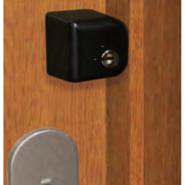 ドアにネジ止めで取り付けるディンプル錠です。キー3本付。内開きドアも対応。 鍵は安心、防犯性の高いディンプルキータイプ。キー3本付。室内ドア・勝手口・被せ扉に最適！ ■快適防犯　どあロックガード・ディンプルキー式　外開き・内開き兼用　ネジ止めタイプ ブラック 品番：N-1073 本体サイズ：44x47x37