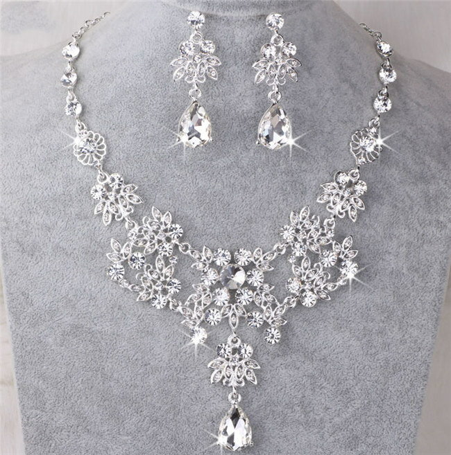 ブライダル ネックレス シルバー　ネックレス ＆ ピアス/イヤリング セット 2点セット　クリスタルスト..