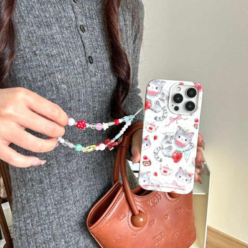 Rakuten - 油画風 いちご猫 キャッツ 急須 のんびり午後 可愛いハンドストラップ付き ショットストラップ付きスマホケース 携帯ケース iPhoneケース 携帯カバーiPhone13iPhone14iPhone15iPhone15proiPhone15proMAXiPhone16iPhone16pro iPhone16proMAX