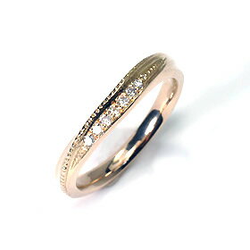 【店舗紹介】 天然のダイヤモンド専門店「キュートジュエリー」です。 婚約指輪・結婚指輪などお二人の心を結ぶ大事なジュエリーを選ぶ際には是非「キュートジュエリー」を選択肢に入れてください。 鑑別書付・SIクラス以上のダイヤモンドジュエリーを多数ご用意。ジュエリーの卸売りだったからこそできる、「良い品をより安く」。 本物のダイヤモンドをぜひ「キュートジュエリー」で選んでください。 【用途・シーン】 ギフト・プレゼント・贈り物・ご褒美・自分用・普段着・普段使い・通勤用・旅行・パーティー・ イベント・デート・ディナー・お出かけ・サプライズ・サプライズプレゼント 【イベント・キーワード】 誕生日・誕生日プレゼント・バレンタインデー・バレンタインデープレゼント・ホワイトデー・ホワイトデープレゼント・ホワイトデー・ お返し・母の日・還暦祝い・還暦・出産祝い・出産・ギフト・卒業祝い・成人式・成人祝い・内祝い・進学祝い・ 就職祝い・内定祝い・婚約祝い・結婚祝い・敬老の日・記念日・結婚記念日・結婚記念・退職祝い素材 K18PG（ピンクゴールド）・ダイヤモンド0.04ct サイズ リング幅：約2mm～2.7mm 生産国 日本国（山梨県甲府市） 納期 ※こちらの商品はご注文いただいてから、ひとつひとつ丹念にお作りさせていただき、約3～4週間でお届けさせていただきます。 パッケージ 高級ジュエリーケース・品質保証書付 注意点 ※お客様サイズでの受注品につき代引き不可とさせていただいております。 ※製作に入った段階で正確な納期をご連絡、発送時にも必ずご連絡させていただきます。 ※リングサイズは、0.5号刻みも可能です（無料）。ご注文時の備考欄にご希望の旨をお書き添えください。