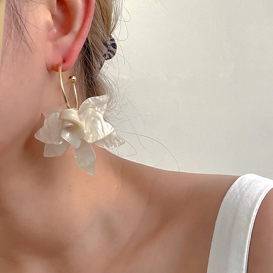 Rakuten - 大ぶりアクリルフラワーピアス 存在感抜群 結婚式 パーティー 二次会 女子会 デート 大人女子 レディース 送料無料 Mimi みみミミ ap214