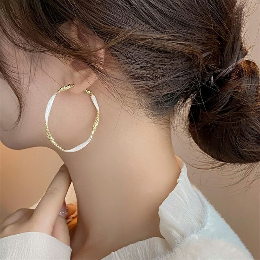 Rakuten - ツートンカラー大ぶりフープピアス 存在感抜群 ホワイト レッド ポスト部分シルバー925 パーティー 二次会 女子会 デート 大人女子 レディース 送料無料 Mimi みみミミ ap220