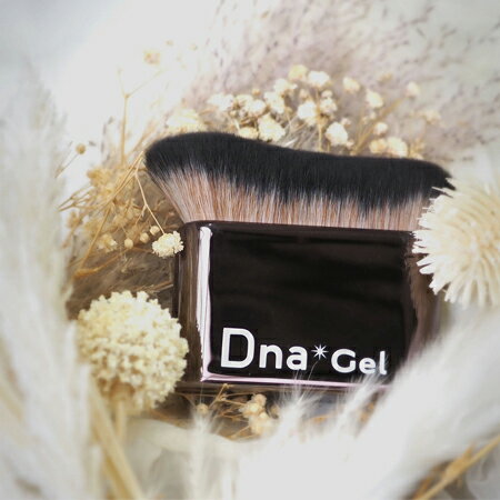 Dna Gel ディーナジェル ■□■□■□■□■□■□■□■□ 肌当たりの優しい毛質で、心地よい使用感です。豊富な毛量と部分的に長さを変えたワイドタイプの機能性のある仕様は、細かいダストもしっかりと除去することができ、サロンワークをより効率的なものにします。ラグジュアリーな鏡面仕上げのデザインは、テーブル周りの雰囲気をよりスタイリッシュな空間に演出します。 ＊多店舗でも販売しています、欠品の場合はご連絡させていただきます Fleurir Gel クリア・きっと一覧は⇒⇒ 【ココをクリック】 Fleurir Gel カラージェルは⇒⇒ 【ココをクリック】 Fleurir Gel ブラシ・その他は⇒⇒ 【ココをクリック】