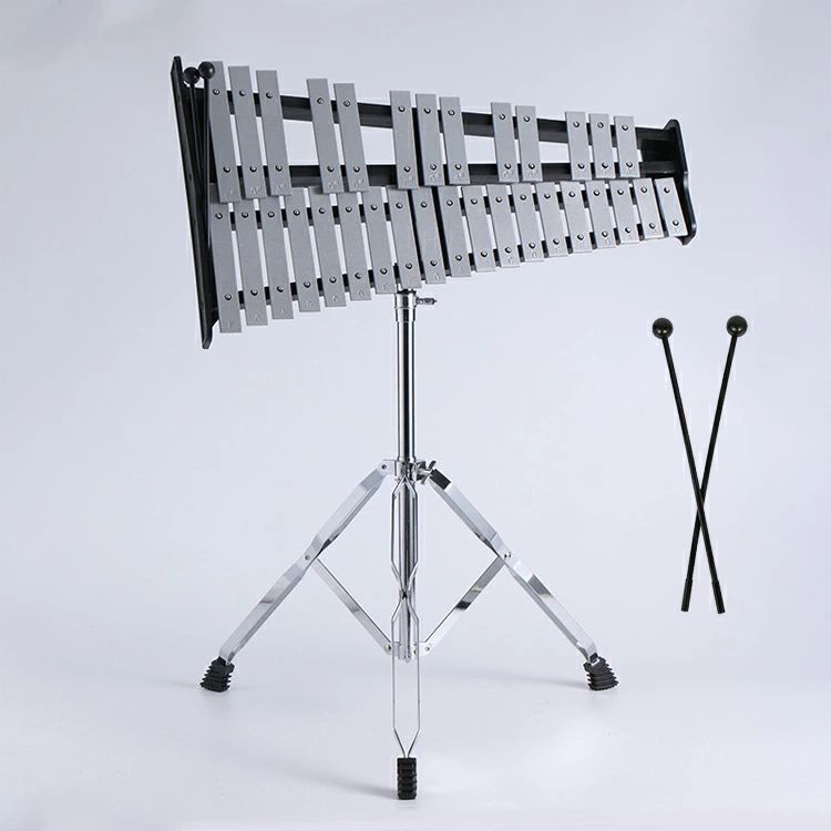 【商品コード】：y812936【カラー】シルバー【32音タイプ】コストパフォーマンスに優れた初心者にもおすすめのグロッケンです。グロッケンの中では柔らかめの音がします。幹音・半音に段差が有るノーマルデザインで、よりハイクオリティーサウンドを実現。【軽量コンパクト】付属専用ポータブルキャリングバッグは、楽器の持ち運びや保管を大変便利にしてくれます。折りたたみ式の設計で、演奏しない時には折り畳んで収納できるので場所をとらず、部屋の隅に置くだけでスペースを節約できます。【幅広い場面で活躍】イベントや発表会などで使用できる折畳み可能な鉄琴は、子供からシニアまで様々な場面で幅広く楽しめます。初心者にとっても習得しやすいタイプで、澄んだ透明な音色がきっと誰もが耳を傾けたくなる響きを是非様々なシーンでお楽しみ下さい。【高品質】グロッケンシュピールの音板材として最も相応しい特殊アルミニウムを採用。また、特殊な熱処理を施して、縁の部分が滑らかな作りで、キズが付きにくい設計が特徴になります。一音一音、正確できれいなピッチを合わせるために職人の手によって微調整が施されるほど丁寧に心を込めて作られた楽器です。※簡易包装となりますのでご理解の程よろしくお願いします。※手動測定による1〜3cmの測定偏差を許容してください。※モニターや光の効果が異なるため、実際の色は写真の色と若干異なる場合があります。※仕様・デザインは改良のため予告なく変更することがあります。【商品コード】：y812936 【カラー】 シルバー 【32音タイプ】コストパフォーマンスに優れた初心者にもおすすめのグロッケンです。グロッケンの中では柔らかめの音がします。幹音・半音に段差が有るノーマルデザインで、よりハイクオリティーサウンドを実現。 【軽量コンパクト】付属専用ポータブルキャリングバッグは、楽器の持ち運びや保管を大変便利にしてくれます。折りたたみ式の設計で、演奏しない時には折り畳んで収納できるので場所をとらず、部屋の隅に置くだけでスペースを節約できます。 【幅広い場面で活躍】イベントや発表会などで使用できる折畳み可能な鉄琴は、子供からシニアまで様々な場面で幅広く楽しめます。初心者にとっても習得しやすいタイプで、澄んだ透明な音色がきっと誰もが耳を傾けたくなる響きを是非様々なシーンでお楽しみ下さい。 【高品質】グロッケンシュピールの音板材として最も相応しい特殊アルミニウムを採用。また、特殊な熱処理を施して、縁の部分が滑らかな作りで、キズが付きにくい設計が特徴になります。一音一音、正確できれいなピッチを合わせるために職人の手によって微調整が施されるほど丁寧に心を込めて作られた楽器です。 ※簡易包装となりますのでご理解の程よろしくお願いします。 ※手動測定による1〜3cmの測定偏差を許容してください。 ※モニターや光の効果が異なるため、実際の色は写真の色と若干異なる場合があります。 ※仕様・デザインは改良のため予告なく変更することがあります。