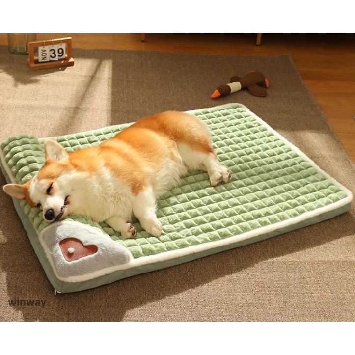 素材 ポリエステル+PP綿+オックスフォード。本品はハンドメイド商品のため、仕上がり寸法には1-3cm前後の誤差が存在しており、予めご了承くださいませ。ペットがいる友達にセンスのよいプレゼントを贈りませんか。ふかふかフワフワの柔らかい「シェルパ生地」は心地よく深い眠りへと導いてくれます！ 綿が程よく詰まっているため、ベッドが伸縮自在のためペットの楽な体勢でくつろぐことが出来ます。クッション性に優れた中綿と肌ざわりの良い兎のフリース素材、ふんわりかつ柔らかく、防寒対策もばっちり?です。外側のフェルトベッドは少し硬め、防風効果のある生地になっております。外の冷たい空気が入らなく、素材 ポリエステル+PP綿+オックスフォード。本品はハンドメイド商品のため、仕上がり寸法には1-3cm前後の誤差が存在しており、予めご了承くださいませ。ペットがいる友達にセンスのよいプレゼントを贈りませんか。ふかふかフワフワの柔らかい「シェルパ生地」は心地よく深い眠りへと導いてくれます！ 綿が程よく詰まっているため、ベッドが伸縮自在のためペットの楽な体勢でくつろぐことが出来ます。クッション性に優れた中綿と肌ざわりの良い兎のフリース素材、ふんわりかつ柔らかく、防寒対策もばっちり?です。外側のフェルトベッドは少し硬め、防風効果のある生地になっております。外の冷たい空気が入らなく、