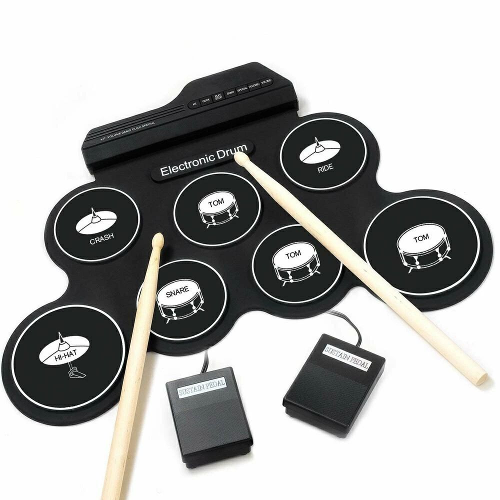 ・ドラムパッド 7種類: スネア x 1、タム x 3、クラッシュ x 1、ライド x 1、ハイハット x 1。バスドラムの音が出るフットペダル x 2。音色 x 5、デモ曲 x 8、リズム x 3。・電子ドラム長持ち時間: 単四形電池、最大25時間のプレイ時間、一日中あなたのパーティーを揺るがす。人体工学、楽器学ドラムデザイン 、多種電子ドラム音色。・多彩な接続: MP3プレーヤーにつないで好きなトラックと演奏できる、サイレント練習用ヘッドホン端子。・イヤホンジャック: イヤホンを着用し、他の人を悩ますことなく効率的に練習する。イヤホンやスピーカーを接続して使用します・電子ドラムセット: 場所を取らずに音楽を楽しむ。 簡単に保管して持ち運ぶこと。