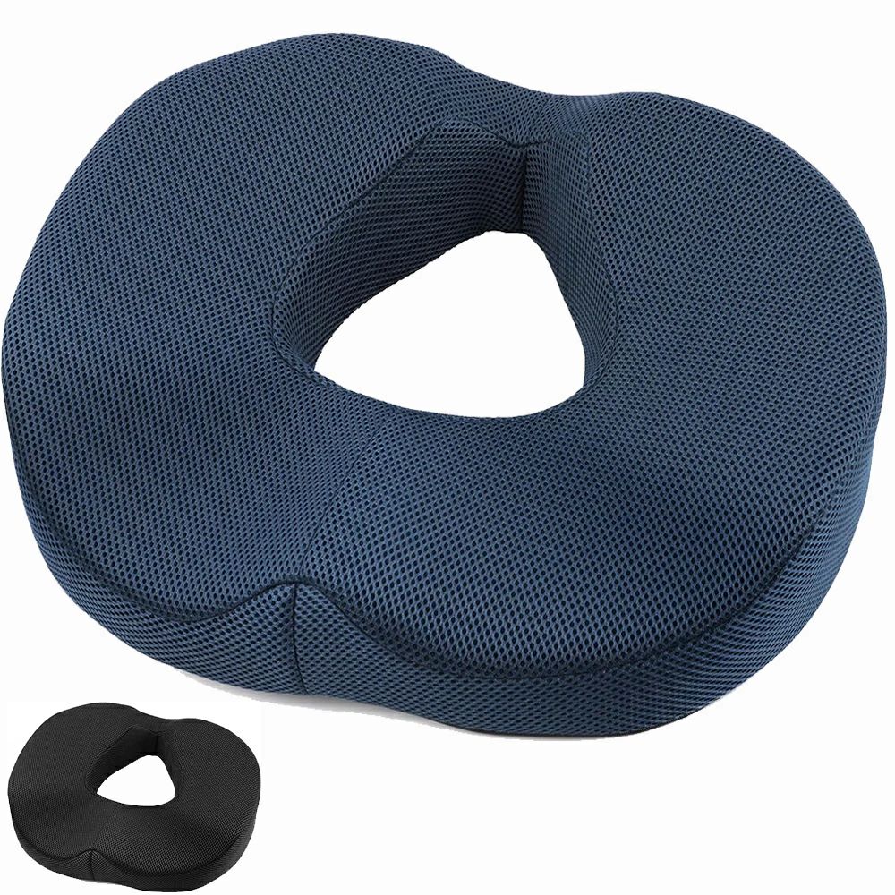 商品情報産後のママをサポートするために！出産後に痛みを感じるママや痔の痛みを抱えるママや、痛みを伴う痔に悩む人のために専門的に研究・設計された産後クッションです。このクッションはドーナツ型をベースにして、人間工学を取り入れ、さらにクッションを人体に合う3D形状に改良しました。円座クッションの真ん中が空洞になっているため、座ったときに産後の傷口が座面に直接当たって圧迫されることがなく、傷口の痛みを軽減して回復を助けます。また、長時間の圧迫による痔核部のさらなる悪化を防ぎ、快適な座り心地を実現します。人体工学に基づく3Dデザイン幅広い中空デザイン：出産時の切開や傷のために座るのが困難な産後のお母さんのために設計されました。座った時に、患部と座面が直接触れないようにすることで、患部にかかる圧力を分散し、傷の早期回復を助けます。 U字型デザイン：ママのの尾てい骨の位置に対応した「U」字型のくぼみデザインで、尾てい骨や痔が圧迫された状態で長時間座り続けることを避け、痛みや不快感を和らげ、体への負担を軽減し、お尻と腰を効果的に支えます。 太ももサポート部分：長時間座っても疲れにくいように、太ももの前の部分も体の曲線に合わせた「W」字型のデザインにすることで、太ももに圧迫感を与えず、同時に太ももを効果的に支え、正しい座り姿勢をキープします。高密度低反発ウレタン素材クッションパッドは高密度低反発ウレタンを使って、お尻のカーブにぴったりとフィットし、臀・脚・腰を丁度よくサポートできます。長時間座る時に、適度な柔らかさで体圧を均等に分散でき、身体への負担を効果的に軽減します。外力の衝撃を受けた時、緩衝の役割を果たし、ある程度ママたちの体が二度目のダメージを受けないように保護できます。素材の内部構造のコンパクトさにより、長時間使用しても変形しにくく、耐久性が優れています。こだわりの細部4Dメッシュ素材：産後座布団のカバーに4Dメッシュ素材が採用されており、産後座布団の通気性を保証します。長時間使用しても蒸し暑さを感じることがなく、ドライな状態を維持し、臀部への刺激を減らします。 インナーカバー：座布団のスポンジの老化を防ぎ、座布団の使用寿命を延ばすだけでなく、抗菌機能も備えています。 水洗いOK：ファスナー付きのカバーなので、簡単に着脱可能です。洗濯機で洗えるため、日常的に座布団の衛生を簡単に保つことができます。 滑り止め粒子：座布団の底部の滑り止め粒子は座布団の位置を固定でき、木製の椅子や革製の椅子など日常の椅子で使用する際に、安定して快適な座り心地を提供します。円座クッション 産後ママ用 ドーナツクッション 痔 クッション 低反発 穴あき 尾てい骨が痛くならない 丸型クッション 通気性 カバー洗える 滑り止め付き 母の日プレゼント 円座クッション 産後ママ用 ドーナツクッション 痔 クッション 低反発 穴あき 尾てい骨が痛くならない 丸型クッション 通気性 カバー洗える 滑り止め付き 母の日プレゼント 出産後に痛みを感じるママや痔の痛みを抱えるママや、痛みを伴う痔に悩む人のために専門的に研究・設計された産後クッションです。このクッションはドーナツ型をベースにして、人間工学を取り入れ、さらにクッションを人体に合う3D形状に改良しました。円座クッションの真ん中が空洞になっているため、座ったときに産後の傷口が座面に直接当たって圧迫されることがなく、傷口の痛みを軽減して回復を助けます。また、長時間の圧迫による痔核部のさらなる悪化を防ぎ、快適な座り心地を実現します。幅広い中空デザイン：出産時の切開や傷のために座るのが困難な産後のお母さんのために設計されました。座った時に、患部と座面が直接触れないようにすることで、患部にかかる圧力を分散し、傷の早期回復を助けます。 ママのの尾てい骨の位置に対応した「U」字型のくぼみデザインで、尾てい骨や痔が圧迫された状態で長時間座り続けることを避け、痛みや不快感を和らげ、体への負担を軽減し、お尻と腰を効果的に支えます。長時間座っても疲れにくいように、太ももの前の部分も体の曲線に合わせた「W」字型のデザインにすることで、太ももに圧迫感を与えず、同時に太ももを効果的に支え、正しい座り姿勢をキープします。クッションパッドは高密度低反発ウレタンを使って、お尻のカーブにぴったりとフィットし、臀・脚・腰を丁度よくサポートできます。長時間座る時に、適度な柔らかさで体圧を均等に分散でき、身体への負担を効果的に軽減します。外力の衝撃を受けた時、緩衝の役割を果たし、ある程度ママたちの体が二度目のダメージを受けないように保護できます。素材の内部構造のコンパクトさにより、長時間使用しても変形しにくく、耐久性が優れています。4Dメッシュ素材：産後座布団のカバーに4Dメッシュ素材が採用されており、産後座布団の通気性を保証します。長時間使用しても蒸し暑さを感じることがなく、ドライな状態を維持し、臀部への刺激を減らします。 座布団のスポンジの老化を防ぎ、座布団の使用寿命を延ばすだけでなく、抗菌機能も備えています。ファスナー付きのカバーなので、簡単に着脱可能です。洗濯機で洗えるため、日常的に座布団の衛生を簡単に保つことができます。 座布団の底部の滑り止め粒子は座布団の位置を固定でき、木製の椅子や革製の椅子など日常の椅子で使用する際に、安定して快適な座り心地を提供します。 5