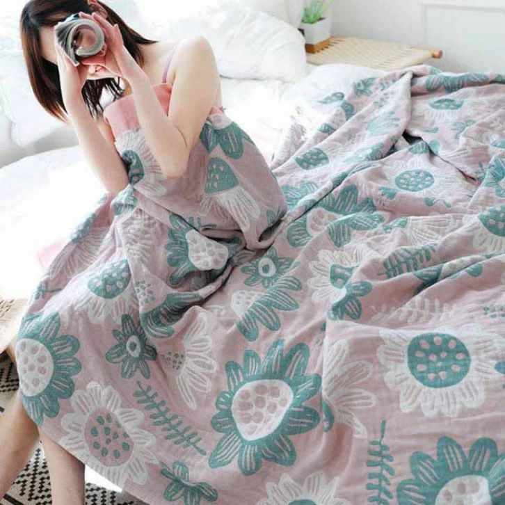 ・肌掛け布団は、オールシーズンアイテムです。 ・夏の寝冷え対策としてはもちろん、寒い冬場に掛け布団だけでは暖かさが足りない場合に併用したり、 春や秋の季節の変わり目に毛布など組み合わせてもご使用いただけます。 ・気軽に洗えて、乾きやすいから、夏のお手入れも楽々。 ・万が一汚れても大丈夫です！ご自宅で洗えるからいつも清潔！ ・軽くてふかふか柔らかい、お肌に優しい ・暑い夏にひんやり心地いい接触冷感素材。 キーワード：肌掛け布団　150×200cm　夏用の掛けふとん 軽くて爽やかな寝心地　夏布団　肌掛け布団　シングル　夏 肌　掛け布団　かわいいサークル柄　 洗えるから清潔　キルトケット　重ね使えばオールシーズン対応　来客用布団にも　 素材 （100%棉） ■商品の色及びサイズは、撮影状況やPC環境により多少異なって見える場合がございます。 ■サイズ数字は目安です。商品により若干の誤差がございます。 ■メーカーの都合により、商品細部のデザインや素材が予告無く変更される場合がございます。・肌掛け布団は、オールシーズンアイテムです。 ・夏の寝冷え対策としてはもちろん、寒い冬場に掛け布団だけでは暖かさが足りない場合に併用したり、 春や秋の季節の変わり目に毛布など組み合わせてもご使用いただけます。 ・気軽に洗えて、乾きやすいから、夏のお手入れも楽々。 ・万が一汚れても大丈夫です！ご自宅で洗えるからいつも清潔！ ・軽くてふかふか柔らかい、お肌に優しい ・暑い夏にひんやり心地いい接触冷感素材。 キーワード：肌掛け布団　150×200cm　夏用の掛けふとん 軽くて爽やかな寝心地　夏布団　肌掛け布団　シングル　夏 肌　掛け布団　かわいいサークル柄　 洗えるから清潔　キルトケット　重ね使えばオールシーズン対応　来客用布団にも　 素材 （100%棉） ■商品の色及びサイズは、撮影状況やPC環境により多少異なって見える場合がございます。 ■サイズ数字は目安です。商品により若干の誤差がございます。 ■メーカーの都合により、商品細部のデザインや素材が予告無く変更される場合がございます。