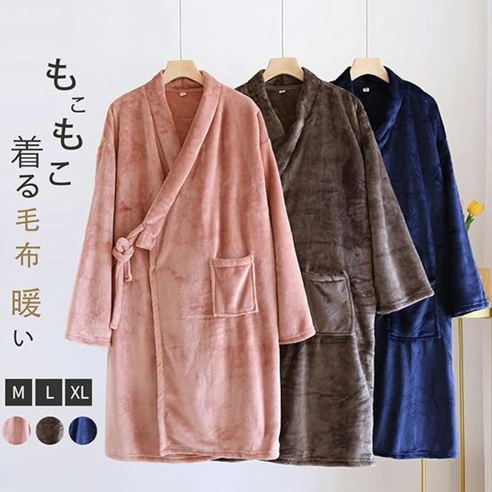 商品コード dxl-men251 商品仕様 ふわふわした触り心地で毛布を巻いているのような暖かさのもこもこパジャマが登場。両面起毛しているソフト生地でふわふわあったか、ゆったり着れてリラックスできるM〜XLサイズ。前開き仕様で簡単に羽織っていただける暖かなもこもこ寝巻きです。 超ソフトで高品質繊維の使用で、保温性、柔軟性、快適性に優れます。日常の湯冷め対策に、パジャマの羽織や防寒用のガウンとしても着心地いい一枚です！生地と生地の間に空気の層が生まれるので保温性抜群、お風呂上りにも気持ちの良い素材。 素材はポリエステル100のフリース生地。ふわふわ暖かいフラノは柔軟で保温性に長けた、寒い季節でもしっかりと体温を保持するから冷え性の人にも安心です。湯上りにはもちろん、冷え対策に寒い夜にもほんわかとくつろげるあったかパジャマ。 全体に無地でボリュームのあるデザイン、ぽかぽか暖かいが中にインナーを着込んでも窮屈感がなくゆったりと着て頂ける。気分に合わせて紐で簡単に調節できる、脱着が便利です。左前に収納ポケットが付き、使い勝手が良いとても便利なルームウェアです。 お風呂上りや寝巻きにぴったりぽかぽかもこもこパジャマ、旅館、ホテル、温泉なども活躍できます。大きいサイズM/L/XL＆3color（ネイビー * グレー* ピンク）選択可能、日々のお着替え用におすすめ。カラーによって男性用と女性用サイズがありますので、お友達や家族でお揃い着ても素敵です。 素材 ポリエステル カラー グレー/ネイビー/ピンク サイズ M/L/XL セット内容 ルームウェア もこもこガウン 原産国 中国 注意事項 ※お客様のモニター環境により実物の色合いと若干お色目が異なる場合がございます。 ※商品生地、色合い、コサージュやその他装飾部品の色やデザイン等、生産時期によって、差異が生じます。 そのため、同じ商品を複数点ご購入の場合、場合によって色、コサージュのデザイン等差異がでる場合がございます。ご了承ください。 ※着用・保管頂きます際には他のものとの摩擦などにより色移りや傷になる場合が 御座いますのでご注意ください。