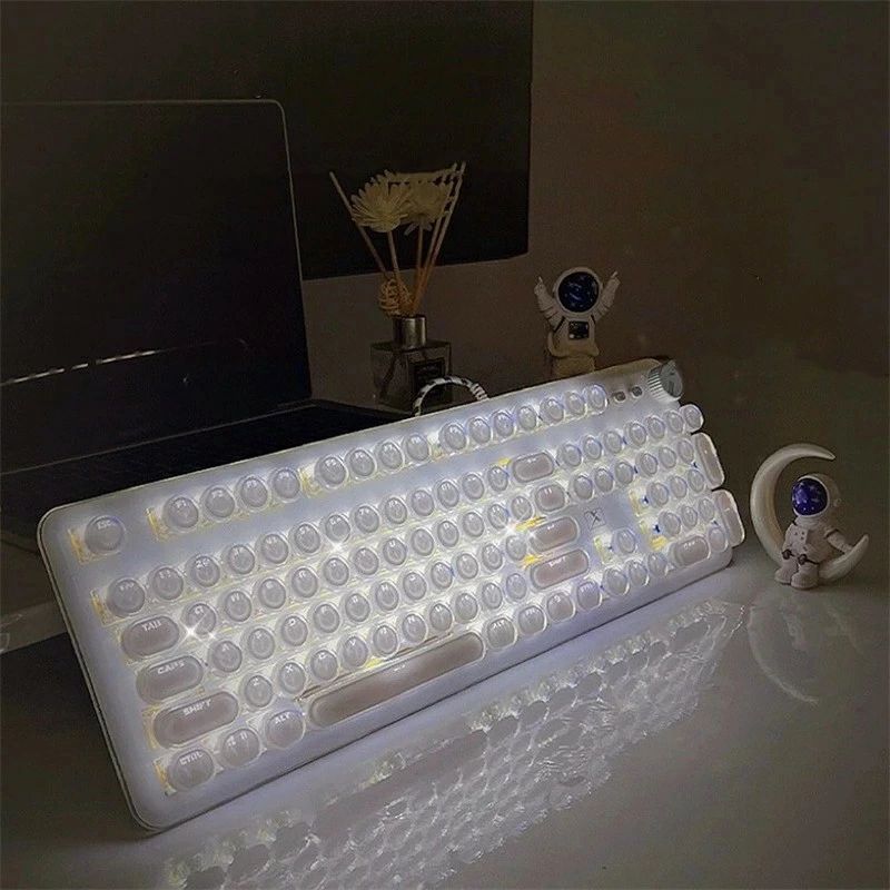 【良好な手応え】青軸キーボード設計により、キーボードを使用する時に、はっきりとしてカシャンという耳に快い響きが出ます。それぞれのキーはすり表面であり、手触りは快適です。間隔が広くて、誤タッチを防止できます。また、操作パネルは人間工学に基づいて設計されており、表面に角度をつけ、背面にはフットサポートを設け、自分に合った高さに調節できるため、疲れにくくなっています。複数キーの同時押しても衝突しません。キーを押すのはスムーズで、タイピングの楽しみをご提供いたします。【美しい水晶デザイン】究極の透明性を追求したK520は、高品質の透明ポリカーボネートキーボードトップ＆バトムケース、クリアキーキャップ、透明クリスタルスイッチを採用しました。ボディ全体が透明なので、RGB照明がより華やかになり、暗くても視認性の高い環境を作り出します。K520おしゃれかわいいゲーミングキーボードの独特な全透明設計と独特な内部ガスケット取付レイアウトは、通常のメカニカルキーボードとは全く異なる触覚と視覚体験をもたらした。キーキャップは形が丸く、高さが快適で、長時間ボタンを押すと疲れにくい。文字は転写とUVプロセスを採用し、長く使っても色が落ちない。【驚きのRGBバックライト】工場出荷時に設定されている最大26個のライトリズムモードは、キーボードから自由に選択できます。ゲームをしながら美しい照明効果をお楽しみいただけます。暗闇の中でも、鍵がどこにあるかを正確に確認できます。 FN + INSを使用すると、26つの異なるバックライトモードと呼吸モードを切り替えたり、ライトの明るさを調整したりできます。ライトが必要ない場合は、バックライトをオフにすることもできます。【104キークリスタルクリア】104キー衝突なし。各キーは独立したキースイッチを採用しており、104個のキーを同時に押しても干渉がなく、入力は無料です。K520有線ゲーミングキーボードは、優れた性能で落ち着いた雰囲気の製品です。自分自身を表現し、自分の方法でゲームを楽しむことができます。【幅広い互換性】このキーキャップセットは、立体的なキーや人間工学的なタイピング体験を味わう方々のためにASAプロファイルで設計されています。 キーキャップやスイッチの周りを汚さずに、DIYをする方にも便利です。 また、このキーボードはWindows7以降のシステム Mac、 IOS、およびその他のオべレ一ティングシステムと汎用性があります。