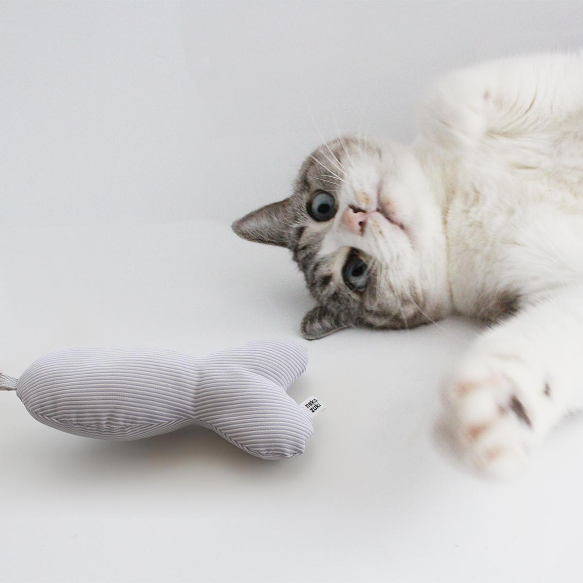 大きいサイズの魚のおもちゃ 音が鳴る吊るタイプで運動不足を解消 猫 おもちゃ さかな 魚 ねこずきさかな 1個 無添加 ぬいぐるみ 即出荷 日本製 Large