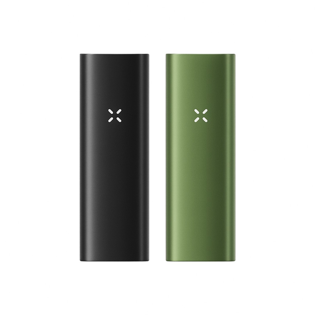 PAX Mini（パックス ミニ）は、世界的ブランド PAX の最新エントリーモデルです。わずか93mm・約90gのポケットサイズに、22秒の高速加熱と4段階の温度モードを凝縮しました。 ワンボタン操作とリップセンシングで、吸うたびに最適化。ドライハーブ（葉タバコ・茶葉等）をムラなく気化させます。 医療グレードステンレスの蒸気経路でクリーンな味わい。ハーフ／フルのオーブンリッドで0.25〜0.5gの範囲で量を調整できます。 保証について：PAX Mini は症状を撮影した動画による確認だけで保証対応が完結し、本体を海外へ返送する必要がありません（2年・ユーザー登録で3年）。リチウムイオン電池を含む製品の国際返送が困難になっている現状で、安心してお使いいただけます。 ※ドライハーブ専用です。リキッド・ワックスには対応しておりません。PAX Mini ｜ ポケットサイズの新型ヴェポライザー93mm・約90g。22秒で立ち上がり、4段階の温度モードをワンボタンで。22秒の高速加熱（3Dヒーティング・オーブン／伝導式）4段階の温度モード 180 / 190 / 200 / 215℃・リップセンシングで吸うたび最適化0.25〜0.5gチャンバー／ハーフ・フルのオーブンリッドで量を調整2種のマウスピース（フラット／レイズド）同梱USB-C 磁気ドック充電・約90分でフル／1充電で約4〜7セッション医療グレード ステンレスの蒸気経路・加速度センサーによる自動シャットオフ返送不要のビデオ保証（2年・ユーザー登録で3年）カラーOnyx（オニキス／ブラック）・Greenstone（グリーンストーン）の2色展開。※ドライハーブ専用です。リキッド・ワックスには対応しておりません。