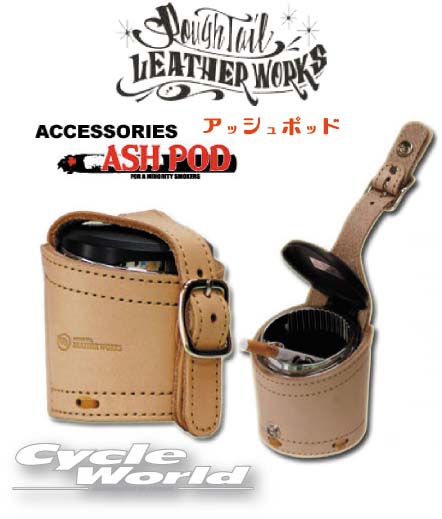 ----------LEATHER WORKS----------◇製造◇レザーワークスブランド製品は、全て国内工房に熟練の職人が一裁ち一針心を込めて組み上げております。製品は皮革用の工業ミシン《YAKUMO 471》にて縫いあげます。これは、手縫いでは組み立てることが難しい15ミリもの厚みにも達するレザーと合成樹脂を、一気に縫い上げるためです。このミシンは、皮革縫製に使用する工業用ミシンの中でも極厚物用に分類されるハイパワーミシンです。◇材料◇レザーワークスブランドの製品には、国内タンナー(レザー製造メーカー)でなめした国産皮革のみを使用しています。また、サドルバッグには長年のハードな使用にも耐える様、4ミリ厚の極厚レザーを組み上げています(クロムレザー、ディアスキンを除く)。メタルパーツも同様に、耐久性に優れ仕上げが美しい国産品を使用しています。※こちらの商品はメーカー取り寄せとなります。在庫がある場合2～4日での入荷となりますが、在庫がない場合2週間～1ヶ月の納期をいただく場合がございますので、ご了承いただいた上でのご注文をお願いいたします。※商品写真はメーカーサイトの写真より掲載させていただいております。イメージと異なるという理由でのキャンセル、またはオーダー後のキャンセルはお受けできません。