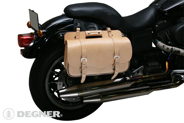 'メーカー品番　SB-32　SIZE ：縦22×横42×幅14(cm) 　容量 ：11L 　素材 ：COW 　マフラー干渉の懸念を解消！2本出しマフラーに対応したサドルバッグ従来のバッグではドラッグスターやファットボーイなど装着クリアランスのない車種へはウィンカーやサイレンサーへの干渉の懸念から装着が出来ませんでした。このバッグは高さを短くすることでこの問題をクリア！'