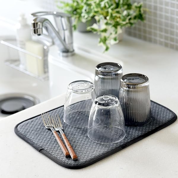 吸水 速乾 コンパクト 水切りマット 32×22cm スリム 洗濯可能 吊り下げ収納 逸品物創 A-78131ブランド色グレーモデルA-78131商品説明【商品概要】【コンパクトサイズの水切りマット】1人～2人暮らし、又はサブ的な水切りとし...