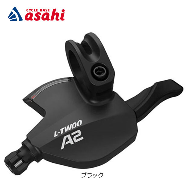 A2 3x7段 MTBクロスバイクシリーズ。・チャレンジングなコースやテクニカルな地形向けに開発されたこれらのシステムは、耐久性と堅牢な構造が際立っています。・急な下り坂や上り坂でも素早いギアチェンジを実現します。・泥、埃、衝撃に強い設計で、様々なアウトドアコンディションに対応します。・幅広いギア比は、様々な難易度に容易に適応します。・メンテナンスの容易さと頑丈なボディが、長く愛用できる証です。・アグレッシブなライディングにも求められる高いパフォーマンスを発揮します。■種類トリガー式シフター■適応車種MTB（マウンテンバイク）、シティバイク、通勤自転車など一般的な自転車サイズ85mm×100mm×37mm重量134g対応段数3速 (フロント用)仕様シマノ互換適用車種MTB（マウンテンバイク）シティバイク通勤自転車など一般的な自転車取り付け径ハンドルバー φ22.2 mm（標準 MTB/街乗り仕様）ケーブル付属変速ワイヤー付属、約1850 mmインジケーターギア段表示付き（視覚的な現在ギア表示）※仕様変更等でメーカー型番、写真と一部仕様が異なる場合がございます掲載している商品の在庫については、実際の在庫情報と連動しておりません。ご注文後に仕入先・弊社倉庫に在庫を確認・確保した後、在庫状況・合計金額をメールにてお知らせいたします。選択できないサイズ・カラーは、取扱終了もしくは生産終了です。製品の仕様・価格等につきましては、予告無く変更することがあります。製品の色につきましては、実際とは違って見える場合があります。掲載している重量につきましてはカタログスペックの為、実際の商品とは異なる場合があります。特に軽量モデルに関しては個体差が多く見受けられます。