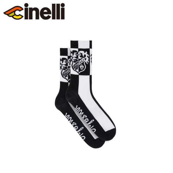 ■商品のお問い合わせに際してのお願い※在庫の有無や納期に関しましてのお問い合わせはお調べいたしましてご返信させていただきます。 ※商品の更なる詳細情報、互換性、サイズ感等々はトラブル回避の為、当店ではお答えすることができませんので直接メーカーもしくは代理店へお問い合わせ頂きますようお願い申し上げます。■ご注文に際してのご注意 ※当店の在庫の有無は実際の在庫状況と連動しておりません。 ご注文が確定しましても在庫切れの場合がございます。 ※ご注文確定後、当店の在庫とメーカーの在庫を確認して当店に在庫のない商品につきましては発注いたしますのでお時間がかかる場合がございます。 ※在庫のない商品につきましては追ってキャンセルメールをお送りいたします。 お客様のご都合により返品・及びサイズ交換などは一切出来かねますので予めご了承下さい。 ■自転車の配送について、必ずご一読下さい※在庫の有無や納期に関しましてのお問い合わせはお調べいたしましてご返信させていただきます。※お届け後、外したパーツなど一部分は、お客様で組み立てが必要となります。※配送前に商品チェックしておりますが、製造・組立・配送の行程で小傷やスレ等がつく場合がございます。 通信販売の特性上、実車をご確認頂けませんので、細かい傷などは返品対象外とさせて頂きます。細かい傷が気になる方はご購入ご遠慮願います。※組み立てに自信がないなどご心配があるようでしたら、出来るだけアドバイスはさせて頂きますが、工具がなかったりどうしても組立出来ないお客様はお近くの販売店にて組立て貰って下さい。また、その際の作業工賃はお客様負担でお願い致します。■防犯登録について※防犯登録につきましては、お近くの防犯登録取扱店にてご登録をお願いします。ジオ・パストーリによるチネリのためのオリジナルアートワーク 100%イタリア製 高性能快適生地 袖口の長さ13cm ジオ・パストリは、コラージュを専門とするミラノ出身の著名なアーティストです。ハサミをペン代わりに使い、不規則で予想外、シュールで魅力的な形を色紙に切り抜き、それを組み替えて模様やイラストを作り上げます。フォーブス誌の2017年版「30歳未満で最も影響力のあるアーティスト30人」に選ばれたパストリは、様々な媒体を駆使し、雑誌、ミュージシャン、そしてモンクレールやプラダといったファッションブランドとコラボレーションしています。 チネリとのコラボレーションのために、パストリは、1948年から1979年まで使用されていたチネリのオリジナルロゴ（創設者チーノ・チネリのトスカーナ出身と新しいミラノの故郷を表す紋章のシンボルを組み合わせたもの）を採用し、それを当社の象徴的なキャップとサイクリングソックスの両方に適用される模倣的で表現力豊かなパターンに変換しました。 ポリアミド、ゴム3%、エラスタン2%