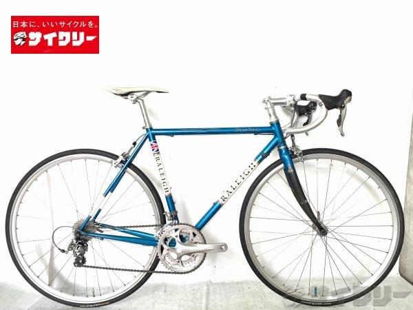 製品情報カテゴリ完成車 ロードバイク ロードバイク メーカーラレー年式2013色サモアブルー状態ランクD(年式相応のキズあり)送料サイズ大型サイズメーカーサイズ：52トップチューブ長：530mm(C-C実測)シートチューブ長：520mm(シートクランプ上部からBB中心実測)現状サドル位置：930mm(地面からサドル上部実測)ヘッドチューブ長：100mmクランク長：170mmステム長：およそ90mmハンドル幅：400mmパーツフレーム材質：クロモリフォーク材質：カーボンホイール：アラヤ HB/FH-5700ハブタイヤ：コンチネンタル ULTRA SPORT 700x23cシフター：シマノ ST-5700 105フロントディレイラー：シマノ FD-5700 105リアディレイラー：シマノ RD-5700 105クランク：シマノ FC-5750 105スプロケット：シマノ CS-5700 105ブレーキ：シマノ BR-5700 105ステム：ラレーハンドル：不明シートポスト：ラレーサドル：ベロ ラレーロゴ状態コメント中古商品でございます。使用に伴う傷、汚れ、使用感がございます。フレーム各所に傷、小さな塗装の剥がれが見られます。フォークにカーボン浮きがございます。チェーンステイにタッチペンで修正されている箇所がございます。コンポーネントに削れがございます。シフターのネームプレート部に腐食がございます。スプロケット、シフトレバー、チェーン、ボルト各所に錆がございます。シフターのブラケットカバーにべたつき、破れがございます。サドルに汚れがございます。バーテープは巻かれておりません。※シートポストが固着しております。※変速、ブレーキ調整済みでございます。変速時に空打ちする時がございます。※ペダルは付属致しません。画像に写っているもので全てになります。その他【参考価格】136、000円