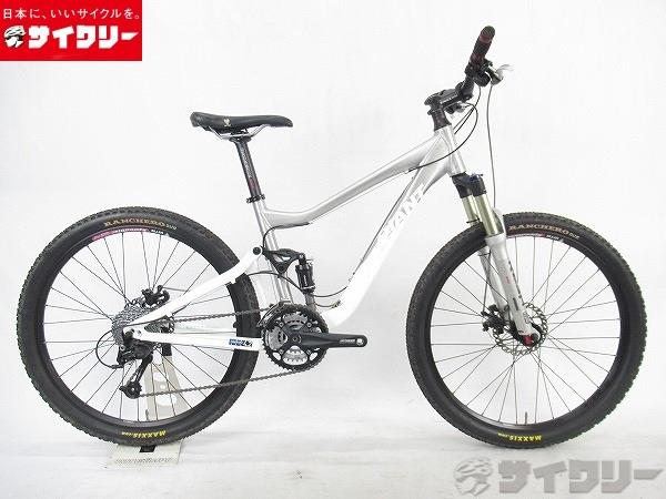 製品情報カテゴリ完成車 MTB クロスカントリー メーカージャイアント年式2008色ホワイト状態ランクD(年式相応のキズあり)送料サイズ大型サイズトップチューブ長：560mm（ホリゾンタル換算）シートチューブ長：390mmヘッドチューブ長：130mmクランク長：170mmステム長：90mmハンドル幅：640mmパーツフレーム材質：アルミフロントサスペンション：ロックショックス REBA RACEリアサスペンション：ジャイアントホイール：WTB SPEED DISCタイヤ：マキシス RANCHRO 26x2.00シフター：シマノ SL-M530 DEORE 3x9sフロントディレイラー：シマノ FD-M530 DEOREリアディレイラー：シマノ RD-M531 DEOREクランク：FSA ALPHA DRIVEスプロケット：スラムブレーキ：HBステム：レースフェイス RIDEハンドル：レースフェイス RIDEシートポスト：レースフェイス RIDEサドル：WTB状態コメント中古商品でございます。全体的に細かい傷、擦れ、塗装欠けがございます。金属部品に錆がございます。変速の可動域調整、変速動作確認ずみですが、左右シフターがグリス固着ぎみで空打ち動作がございます。Fサスペンションのロックアウトは動作しません。サスペンション類のオーバーホール等を行っておらず、現状での販売となります。※ペダルは付属致しません。※発送の際は一部部品の取り外しや角度を変える等を行い梱包いたします。その他【参考価格】136、500円【GIANT】