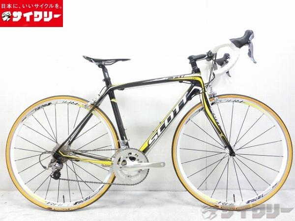 製品情報カテゴリ完成車 ロードバイク ロードバイク メーカースコット年式2012色状態ランクB(ほぼ無傷)送料サイズ大型サイズメーカーサイズ：Sトップチューブ長：530mm（ホリゾンタル換算シートチューブ長：520mm（BBセンターからクランプトップまでヘッドチューブ長：135mmクランク長：172.5mmステム長：110mmハンドル幅：420mmパーツフレーム材質：カーボンフォーク材質：カーボンホイール：アレックスリムズ RACE28タイヤ：ミシュラン LITHIONシフター：シマノ 105 ST-5700フロントディレイラー：シマノ 105 FD-5700リアディレイラー：シマノ 105 RD-5700クランク：シマノ FC-R600スプロケット：シマノ 105 CS-5700ブレーキ：シマノ BR-R560ステム：スコットハンドル：スコットシートポスト：スコットサドル：シンクロス状態コメント未使用品です。メーカー保証等ございません。保管状態により若干の擦れ傷がございます。特にクランクの傷が目立ちます。チェーン、フロントディレイラー等に若干の錆がございます。バーテープにほこり汚れがございます。ステム、ハンドルの塗装に劣化がございます。タイヤ劣化しており、交換が推奨されます。その他参考価格：245、000円SCOTT
