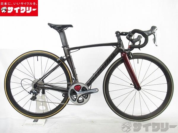 製品情報カテゴリ完成車 ロードバイク ロードバイク メーカースペシャライズド年式2020色Polished Chrome Black/Black/Crimson Metallic状態ランクD(年式相応のキズあり)送料サイズ大型サイズメーカーサイズ：52適応身長：163〜170cm（メーカー値抜粋）トップチューブ長：527mm（水平換算）シートチューブ長：480mmヘッドチューブ長：110mmクランク長：170mmステム長：120mm　ハンドル幅：400mm（芯芯/エンド部）パーツフレーム材質：Specialized E5 Premium Aluminum　OSBBフォーク材質：S-Works FACT full carbon、 size-specific taperリム：FORMOSA　チューブラーリム　38mmハイトタイヤ：ビットリア　CORSA　23-28　チューブラーシフター：シマノ　DURA-ACE　ST-9001FD：シマノ　DURA-ACE　FD-9000RD：シマノ　DURA-ACE　RD-9000クランク：シマノ　FC-9000　SGY-PM910付（現状パワーメーターモード）スプロケット：シマノ　ULTEGRA　CS-R8000　11-30Tブレーキ：シマノ　DURA-ACE　BR-9000ステム：3T　ARX-PROハンドル：3T　ROTUNDO PROシートポスト：Allez Sprint Seatpost、 20mm setbackサドル：スペシャライズド　POWER　143mm状態コメント中古商品でございます。使用に伴う傷や擦れ、一部塗装腐食がございます。ブレーキ・変速動作は確認済みでございます。タイヤのエア抜けが早めです。クランクにパイオニアのペダリングモニターセンサーが装着されておりますが、専用のコンピューターは付属しません。ペダリングモニターセンサーのGARMIN（EDGE820J）とのペアリングは確認済みで、パワーとケイデンスが表示される事も確認出来ましたが、左クランクのLEDが電池交換時に点灯しなかった為、正確に計測されているかは不明でございます。そのため、パイオニアはおまけ程度にお考えください。ダウンチューブのボトルケージボルト部の片方が固定できない状態となります。プーリーのシルバーのプレートの一部に亀裂がある為、交換をお勧めいたします。クランクはシマノ無償点検対象品となります。目視確認では問題は見つかりませんでしたが、お近くのシマノ代理店にて無償点検を推奨いたします。※ペダルは付属しませんので、別途ご用意くださいませ。※梱包の際には、7部組程度まで分解しますので、予めご了承くださいませ。その他【参考価格】154、000円（FS価格）、179、121円（コンポ6点価格）、129、600円（SGY-PM910）、54、000円（リム1本/C3818の場合）、103、000円（ハブ前後/ディスク対応/スルーアクスルの場合）【SPECIALIZED】