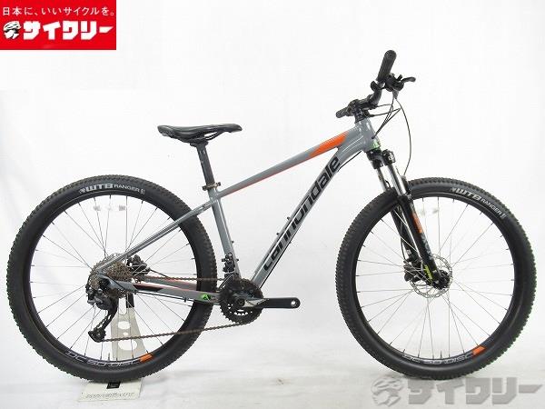 製品情報カテゴリ完成車 MTB コンフォート メーカーキャノンデール年式2018色グレー/オレンジ状態ランクD(年式相応のキズあり)送料サイズ大型サイズメーカーサイズ：S適応身長：トップチューブ長：585mm（水平換算）シートチューブ長：400mmヘッドチューブ長：105mmクランク長：170mmステム長：60mmハンドル幅：690mmパーツフレーム材質：アルミフロントサスペンション：SRサンツアー　XCMホイール：SHINING RIMS　DC5.0 DISCタイヤ：WTB　RANGER　27.5×2.25シフター：シマノ　ST-EF505-9　2×9SFD：マイクロシフトRD：シマノ　ALTUS　RD-M2000クランク：FSA　ALPHA DRIVEブレーキ：シマノ　BR-M315　油圧ディスクブレーキステム：キャノンデールハンドル：キャノンデールシートポスト：キャノンデールサドル：キャノンデール状態コメント中古商品でございます。使用に伴う傷や擦れ、日焼け変色、錆がございます。フロントフォークのインナーレッグにある錆、スプロケットの錆が顕著でございます。ブレーキ・変速動作は確認ずみでございますが、スプロケット・チェーンは交換をお勧めいたします。※ペダルは付属しませんので、別途ご用意くださいませ。※梱包の際には、7部組程度まで分解しますので、予めご了承くださいませ。その他【参考価格】70、000円Cannondale