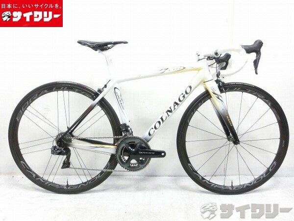 製品情報カテゴリ完成車 ロードバイク ロードバイク メーカーコルナゴ年式2018色ホワイト状態ランクD(年式相応のキズあり)送料サイズ大型サイズメーカーサイズ：450sトップチューブ長：519mm（ホリゾンタル換算）シートチューブ長：450mmヘッドチューブ長：125mmクランク長：165mmステム長：90mmハンドル幅：380mm（C-C）パーツフレーム材質：HHM-HM CARBONフォーク材質：C64　CARBONホイール：カンパニョーロ　BORA ULTRA TWO35 チューブラーFタイヤ：ビットリア CORSARタイヤ：ビットリア RUBINO PROシフター：シマノ DURAACE Di2 ST-R9150 2x11sフロントディレイラー：シマノ FD-R9150 DURA-ACEリアディレイラー：シマノ RD-R9150 DURA-ACEクランク：シマノ FC-R9100 DURA-ACEスプロケット：シマノ CS-R9100 DURA-ACEブレーキ：シマノ DURA-ACE BR-R9110ステム：ワンバイエス リペイントハンドル：TNI カーボンシートポスト：純正カーボンポストサドル：セライタリア SLR カーボンレール状態コメント中古商品でございます。トップチューブ、ダウンチューブ、チェーンステー塗装欠けを伴う傷がございます。ダウンステー、リアディレイラー、クランクアームにガリ傷、サドルに削れがございます。ステム、ジャンクションA固定バンドが白く塗装されております。ブラケットカバーに塗料の付着がございます。ブレーキ、変速調整済みでございます。Di2通電、充電動作確認済みです。※ペダルは付属いたしません。※発送の際は一部部品の取り外しや、角度を変える等を行い梱包いたします。その他【参考価格】フレーム参考価格：767、800円ホイール参考価格：418、000円コンポーネント参考価格：363、386円【COLNAGO】