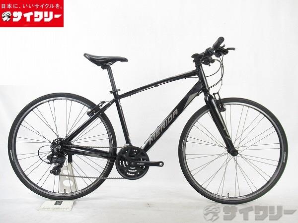 製品情報カテゴリ完成車 クロスバイク クロスバイク メーカーメリダ年式2020色ブラック状態ランクD(年式相応のキズあり)送料サイズ大型サイズメーカーサイズ：46トップチューブ長：580mm（水平換算/実測）シートチューブ長：460mm（BBセンター〜シートチューブ上面まで）ヘッドチューブ長：160mmクランク長：170mmステム長：90mmハンドル幅：580mmパーツフレーム材質：アルミフォーク材質：スチールホイール：メリダ　純正　英式バルブタイヤ：メリダ　700×32Cシフター：シマノ　3×7Sフロントディレイラー：シマノリアディレイラー：シマノクランク：SRサンツアースプロケット：シマノブレーキ：Vブレーキステム：メリダハンドル：メリダシートポスト：メリダサドル：メリダ状態コメント中古商品でございます。使用に伴う傷や擦れ、錆、塗装の細かなひび割れがございます。タイヤは交換をお勧めいたします。ブレーキ・変速動作は確認済みですが、ブレーキシューは交換をお勧めいたします。※ペダルは付属しませんので、別途ご用意くださいませ。※梱包の際には、7部組程度まで分解しますので、予めご了承くださいませ。その他【参考価格】59、000円【MERIDA】