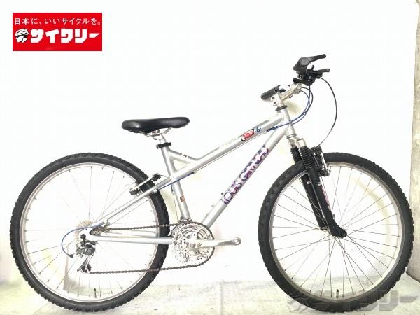 製品情報カテゴリ完成車 MTB コンフォート メーカールイガノ年式不明色状態ランクD(年式相応のキズあり)送料サイズ大型サイズメーカーサイズ：記載なしトップチューブ長(ホリゾンタル換算)：およそ530mm(実測)シートチューブ長：およそ420mm(実測)ヘッドチューブ長：110mmクランク長：170mmステム長：およそ80mmハンドル幅：およそ560mmパーツフレーム材質：アルミフロントサスペンション：RST 281ホイール：アラヤ VP-20 26×1.50 HEタイヤ：26×195シフター：シマノ ST-EF41フロントディレイラー：シマノリアディレイラー：シマノ ACERAスプロケット：シマノクランク：スギノブレーキ：シマノ Vブレーキサドル：LIETUシートポスト：純正ハンドル：純正ステム：純正状態コメント中古商品でございます。強い使用感、傷、汚れがございます。フレーム各所に塗装の剥がれが目立ち、タッチペンで修正されております。ボルト各所、チェーン、コンポーネントに錆がございます。シフターのインジケーターに黄ばみ、ひび割れがございます。リアホイールに横振れがございます。写真掲載品で全てになります。※発送梱包の際にはサイズの関係上、7分程度まで分解します。その他【参考価格】不明【LOUISGARNEAU】