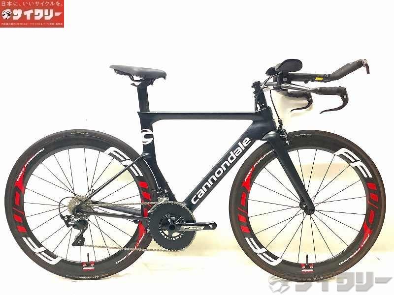 製品情報カテゴリ完成車 ロードバイク タイムトライアル・トライアスロン メーカーキャノンデール年式2018頃色マットブラック状態ランクD(年式相応のキズあり)送料サイズ大型サイズメーカーサイズ：51トップチューブ長：489mmシートチューブ長：503mmヘッドチューブ長：98mmクランク長：165mmステム長：110mmハンドル幅：400mmパーツフレーム材質：CARBONフォーク材質：CARBONホイール：ファストフォワード F6Rタイヤ：コンチネンタルシフター：マノ BSR1 2x11sフロントディレイラー：シマノ 105リアディレイラー：シマノ 105クランク：FSA GOSSAMER ローター楕円チェーンリングスプロケット：シマノ ULTEGRA CS-6800ブレーキ：シマノ 105/SRAMステム：プロファイルデザインハンドル：プロファイルデザインシートポスト：純正サドル：フィジーク状態コメント中古商品です。シートステイや、トップチューブに傷が見受けられます。コラム延長アダプターを使用して、ハンドル高が上げてあります。ブレーキの握りがレフティになっており、左前になっております。各所クリーニング済み。変速ブレーキ調整済み。ペダルは付属しておりません。タイヤ劣化している為、早めの交換をお勧めいたします。※発送の場合、サドル、ホイール、ハンドル等バラしての梱包になります。その他参考価格￥519、800CANNONDALE完成車324、000ホイール\205、800　