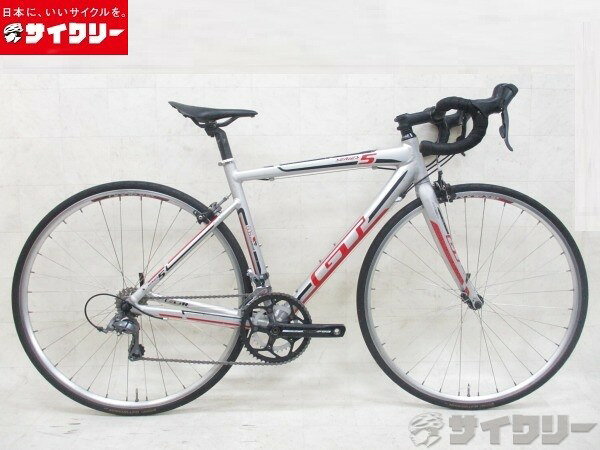 製品情報カテゴリ完成車 ロードバイク ロードバイク メーカーGT年式2013色シルバー状態ランクD(年式相応のキズあり)送料サイズ大型サイズメーカーサイズ：Sトップチューブ長：535シートチューブ長：490ヘッドチューブ長：130クランク長：170ステム長：90ハンドル幅：400パーツフレーム材質：アルミフォーク材質：カーボンホイール：JALCO DRX-4000タイヤ：コンチネンタル700x25cシフター：シマノST-2400/2x8sフロントディレイラー：シマノFD-R2000リアディレイラー：シマノRD-2400クランク：FSA TEMP/50-34Tスプロケット：サンレース 8s/11-23Tブレーキ：テクトロ ステム：スペシャライズドハンドル：スペシャライズドシートポスト：キャノンデールURBANサドル：不明状態コメント中古品でございます。フレーム全体的に傷が多数、強い使用感がございます。STIレバーやハブ等は日焼けにより変色、ボルトなど金属パーツにはサビ、サドルはノリの剥がれがございます。ワイヤー類交換、調整済み。※ペダルは付属しません。※配送の場合、ハンドル、サドル、前輪を外して梱包いたします。その他【参考価格】75、600円