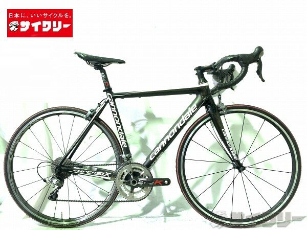 製品情報カテゴリ完成車 ロードバイク ロードバイク メーカーキャノンデール年式2010色ブラック状態ランクD(年式相応のキズあり)送料サイズ大型サイズメーカーサイズ：52トップチューブ長：535mm(ホリゾンタル換算C-C実測)シートチューブ長：530mm(シートクランプ上部からBB中心実測)ヘッドチューブ長：120mmクランク長：170mmステム長：90mm/±6°ハンドル幅：約420mm（エンドC-C実測）パーツフレーム材質：カーボンフォーク材質：カーボンホイール：フロント：シマノ WH-RS300 622×17Cリア：シマノ WH-RS81 622×15Cタイヤ：シュワルベ LUGANO2 700×25Cシフター：シマノ ULTEGRA ST-6700フロントディレイラー：シマノ ULTEGRA FD-6700リアディレイラー：シマノ 105 RD-5700クランク：FSA SL-K LIGHT 50/34Tスプロケット：シマノ CS-HG500-10 10s 11-32Tブレーキ：シマノ ULTEGRA BR-6700ステム：FSA OS99ハンドル：FSA SL-Kシートポスト：FSA SL-Kサドル：フィジーク MANGANESE状態コメント中古商品でございます。使用に伴う傷、汚れ、使用感がございます。フォーク、ステイに傷がございます。シートステイ、フォークに塗装の剥がれがございます。カーボン浮きがございます。クランクのロゴが消えかかっております。シフターのブラケットカバーにべたつきがございます。サドルに汚れ、剥がれ、レールに錆がございます。シートポストに取付傷がございます。※変速、ブレーキ調整済みでございます※ペダルは付属致しません。※発送梱包の際にはサイズの関係上、7分程度まで分解します。その他【参考価格】399、000円【CANNONDALE】